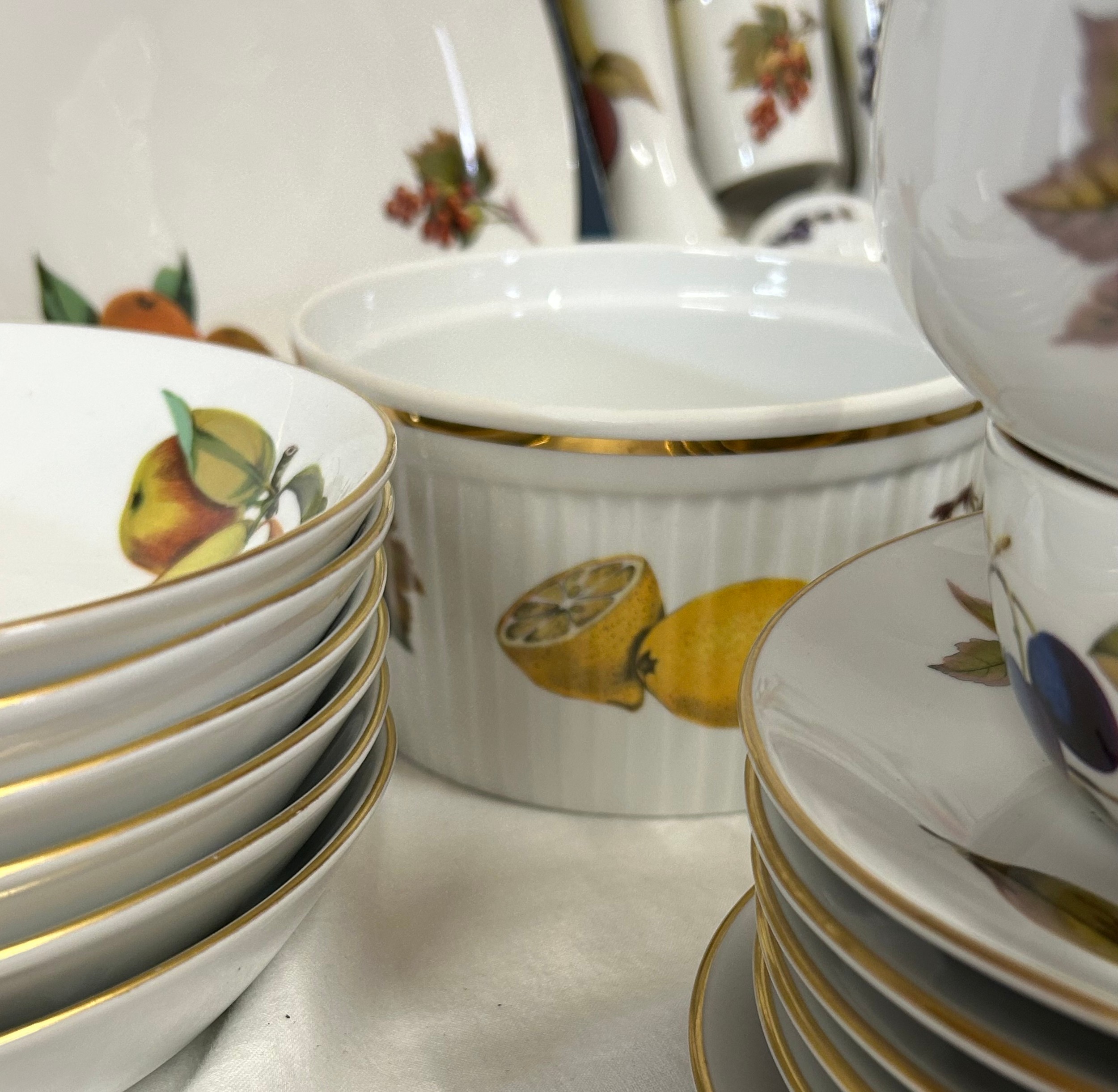 Royal Worcester - A quantity of table wares in the Evesham pattern, consisting of: 6 x dinner - Image 9 of 11