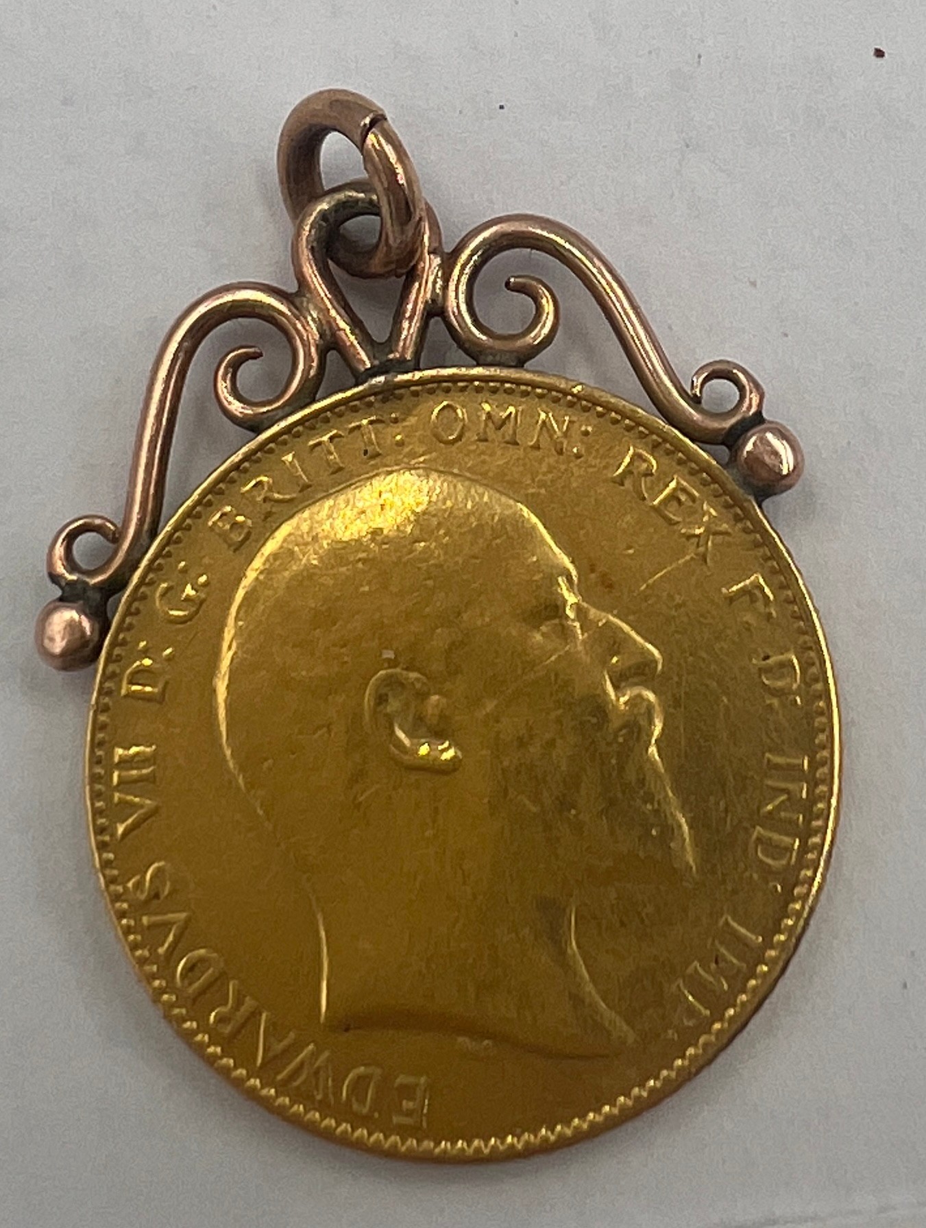 A 1907 Edwardian full gold sovereign mounted in unmarked yellow metal with suspension ring. Total - Bild 2 aus 2
