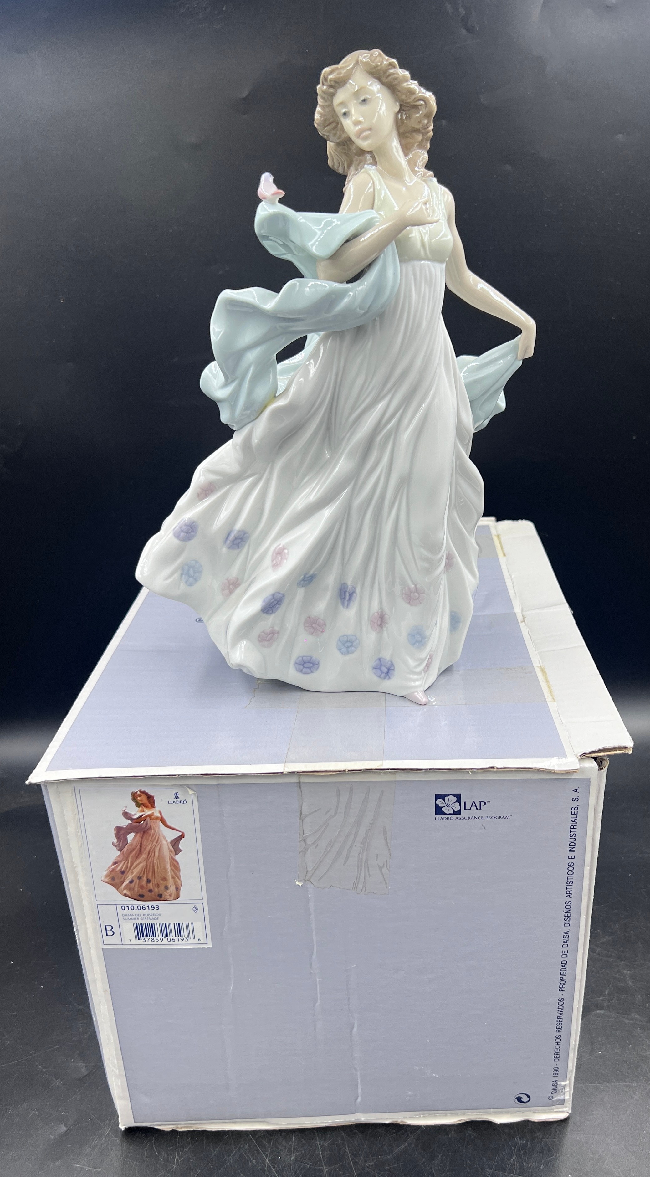 Lladro boxed 6193 ' Summer Serenade ' figure, depicting a young woman with dress and bird, 30 cm h. - Bild 2 aus 5