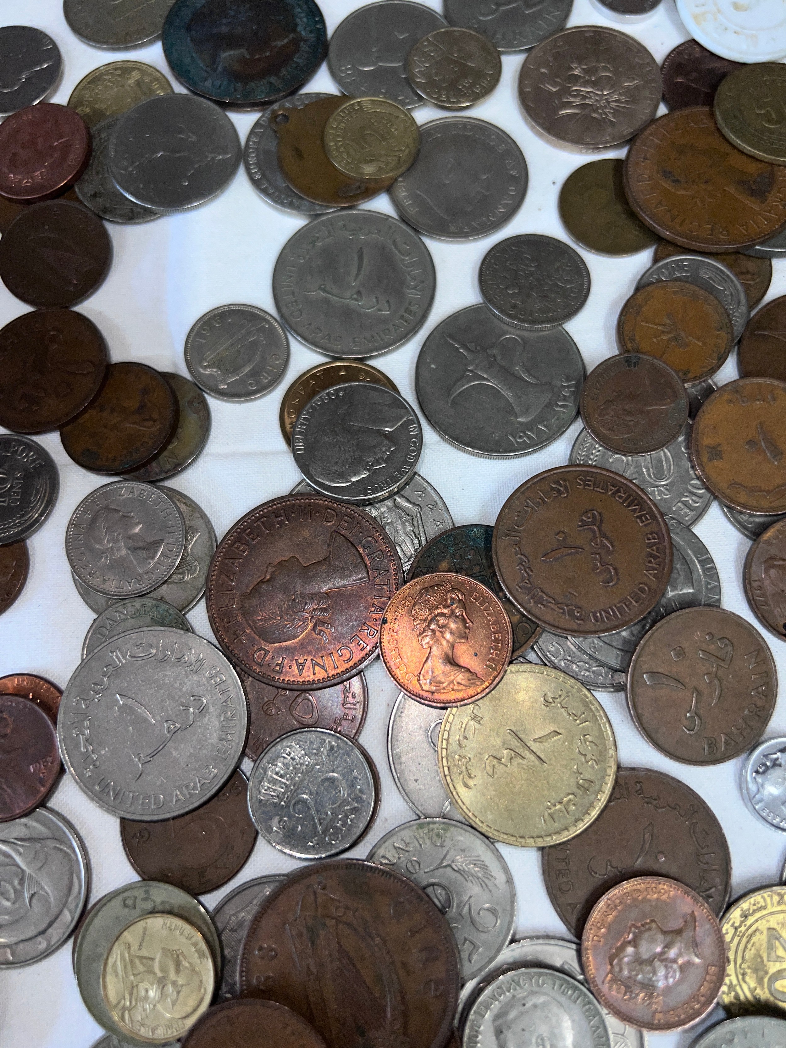 A large collection of coins and notes, mostly foreign to include India, Singapore, Pakistan, - Bild 6 aus 10