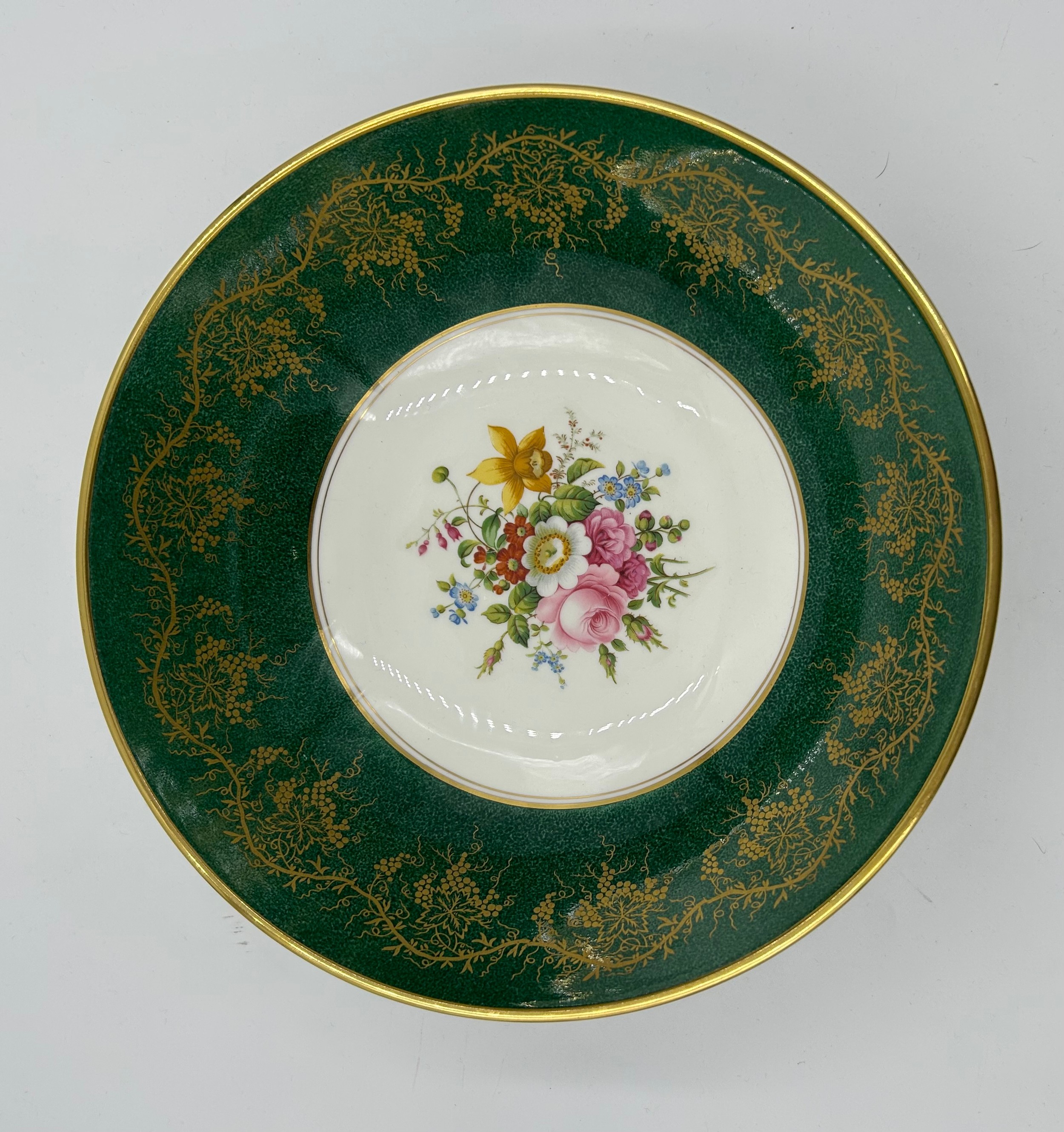 A collection of 20thC ceramics comprising Coalport : 3 x gilt cabinet plates, (yellow, 2 x blue) - Image 7 of 14