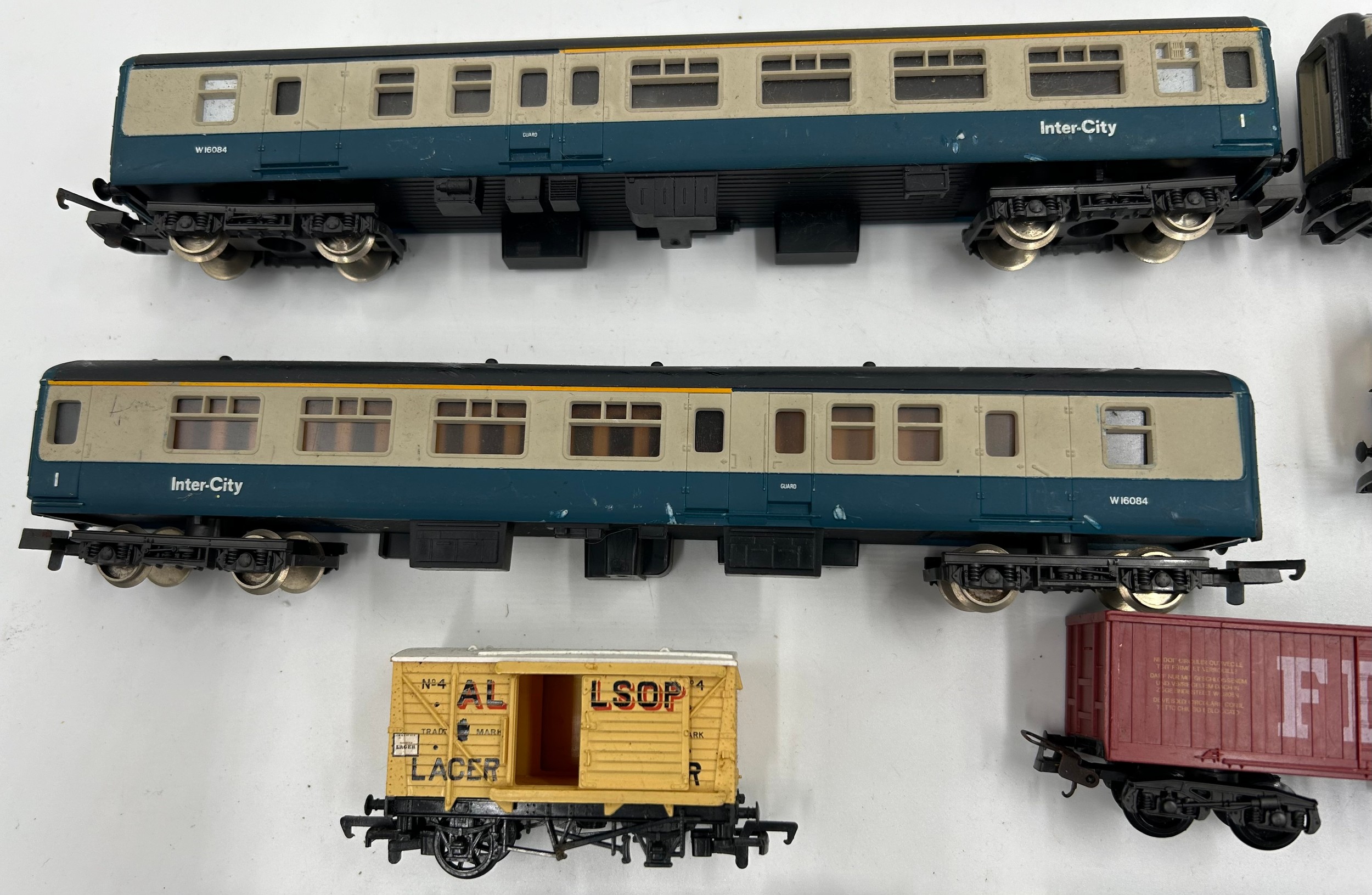 Various Mainline and Lima carriages to include Mainline locomotive 0-6-0 gwr tender green, - Image 2 of 7