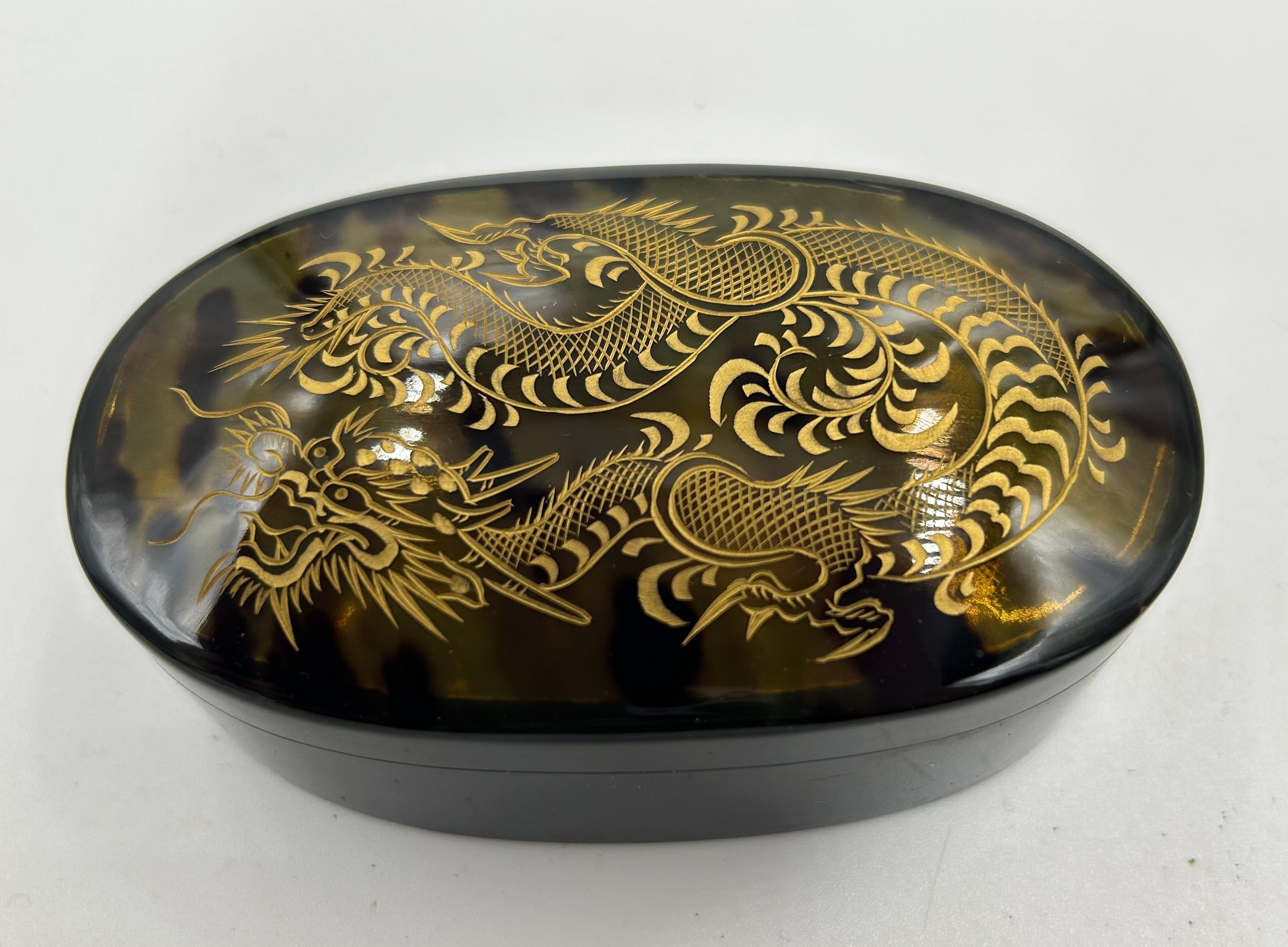 A Faux tortoiseshell 20thC vanity set with gold engraved dragon decoration in original silk lined - Image 4 of 4