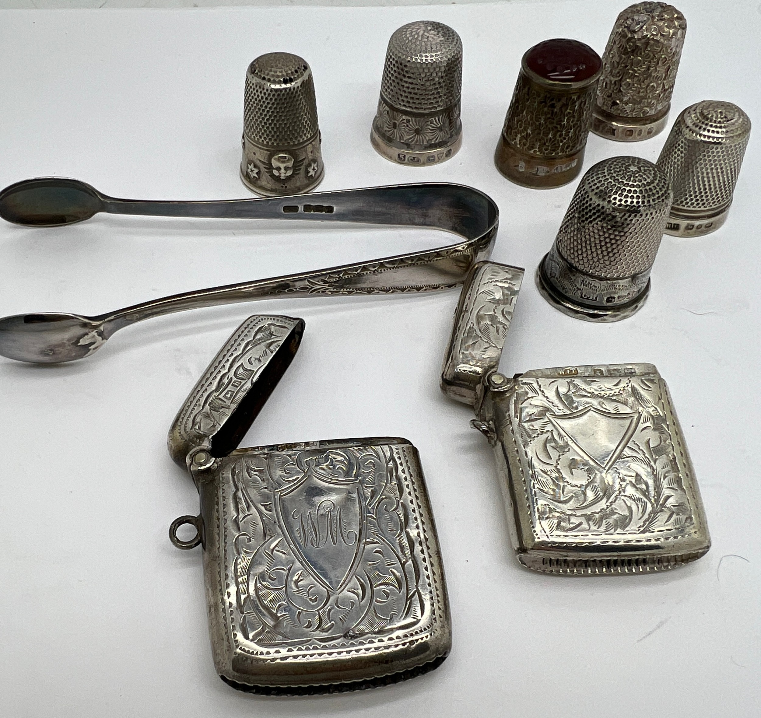 Silver to include 5 hallmarked silver thimbles, 1 with glass top, 1 white metal thimble, 2 vesta - Image 2 of 3