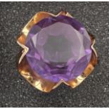 A 14 carat yellow gold ring set with purple gemstone. Size O, weight 7.1gm.