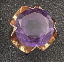A 14 carat yellow gold ring set with purple gemstone. Size O, weight 7.1gm.
