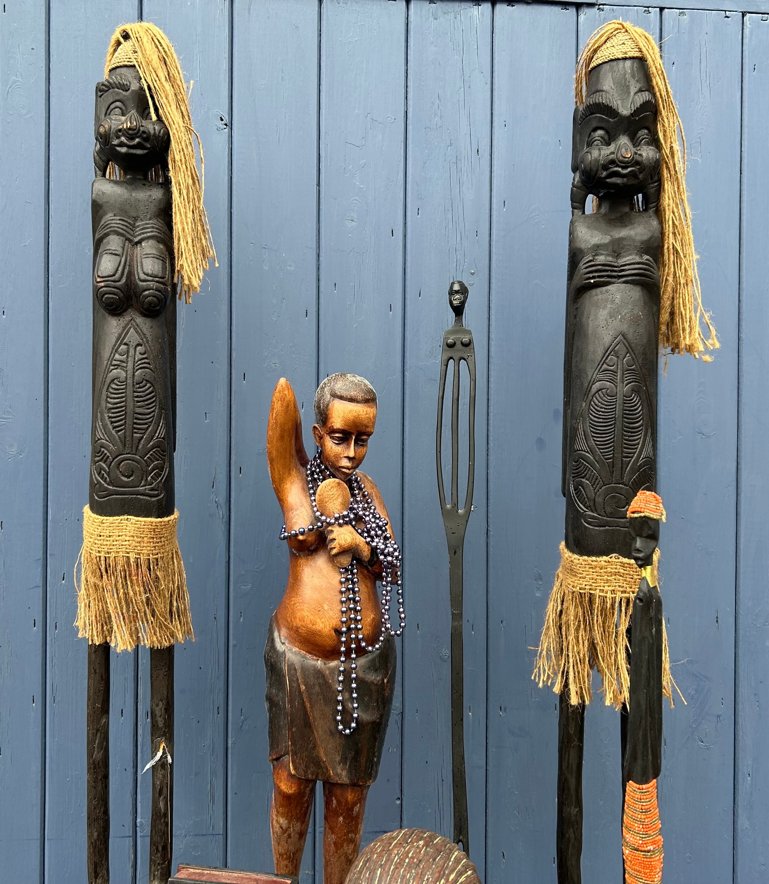 A collection of tribal ware to include a pair of tall figures - male & female 102cm h, a female - Bild 4 aus 10
