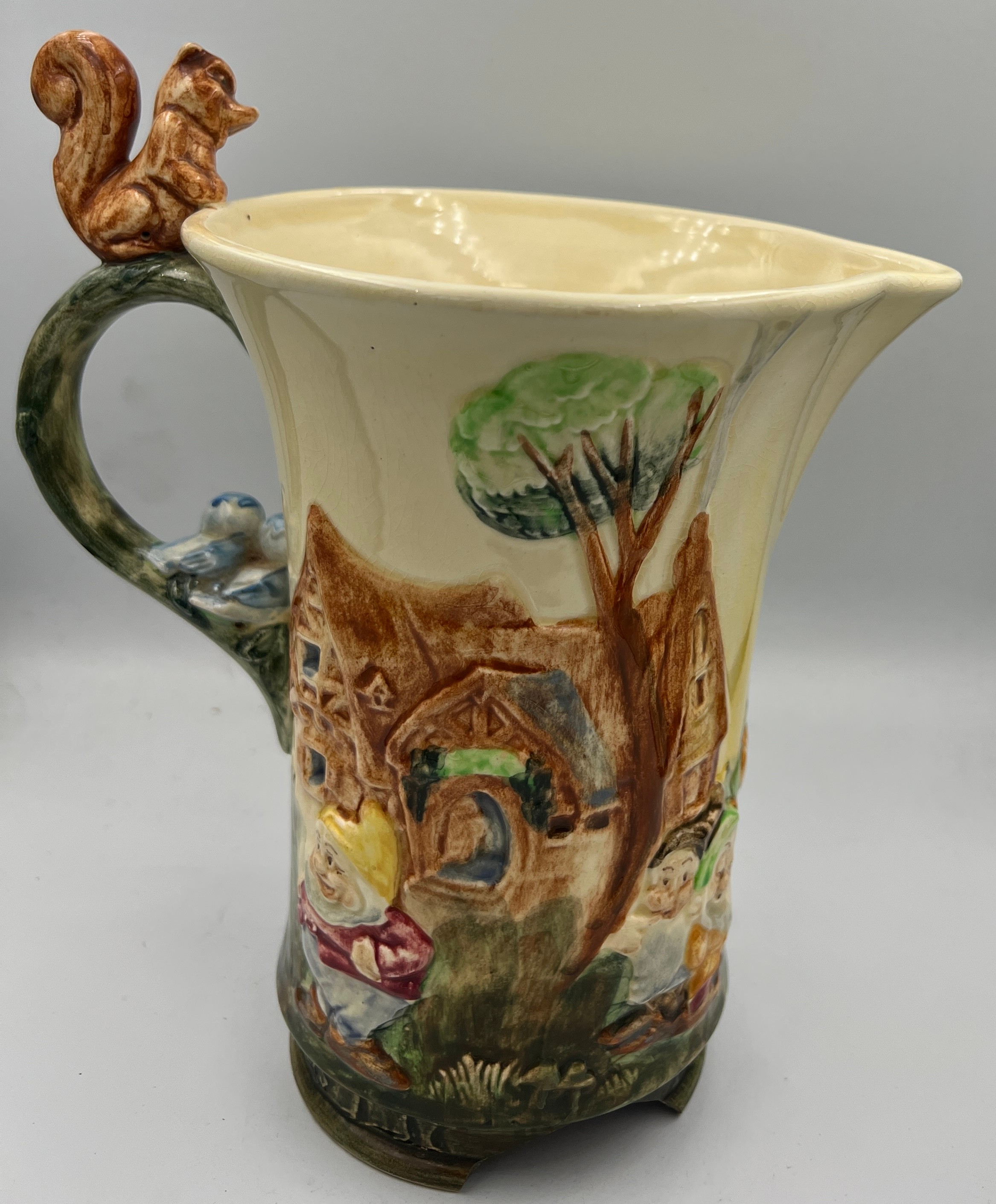 A Wadeheath musical jug, Snow White and the seven dwarfs. 22cm h. - Bild 2 aus 4