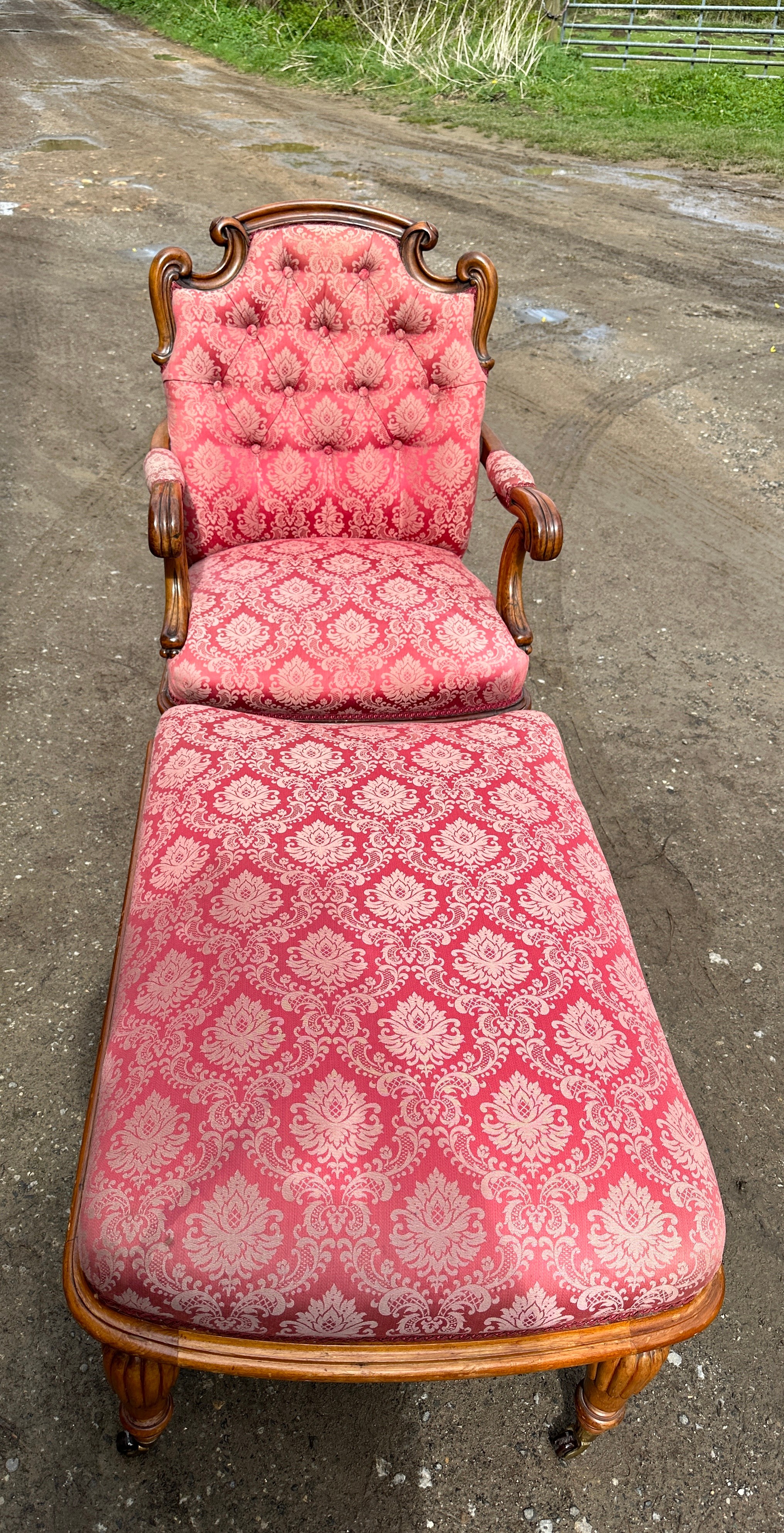 An upholstered armchair with turned reeded legs and brass castors together with abutting footstool - Bild 2 aus 6