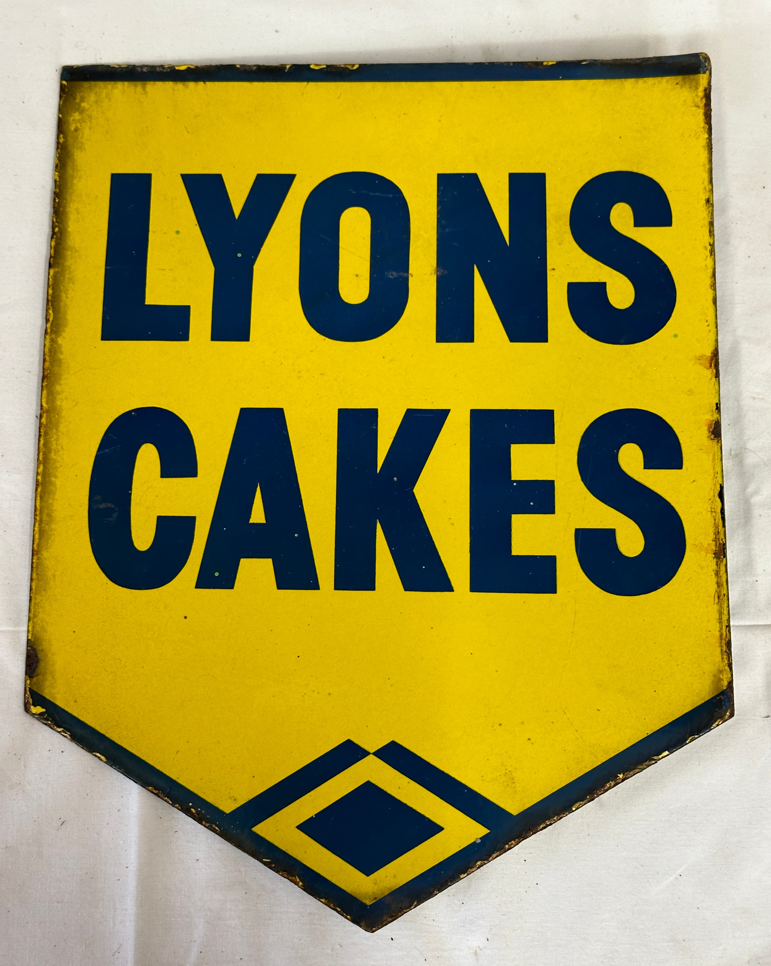 An original double sided Lyons Cakes enamel sign measuring 40 x 30.5cm - Bild 2 aus 3