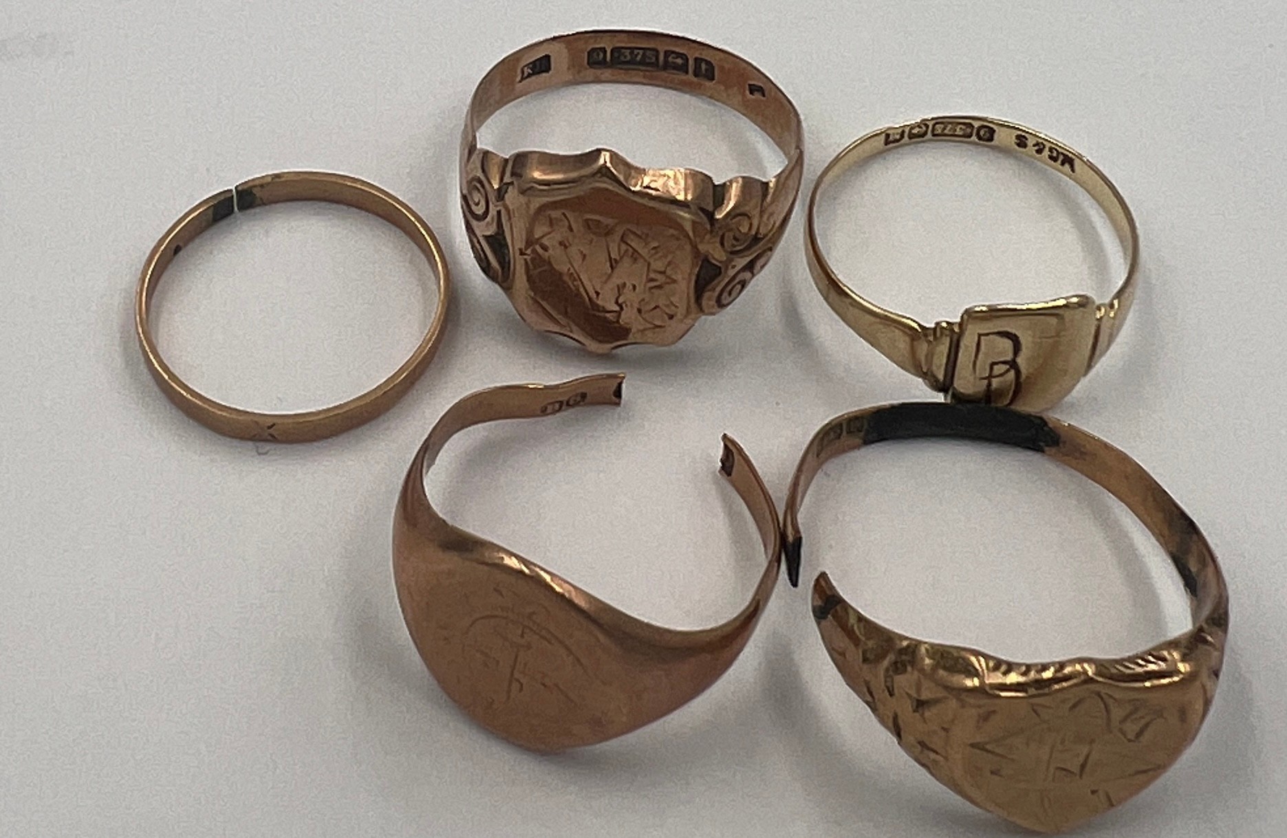 Five various 9 carat gold rings. Total weight 14.7gm.