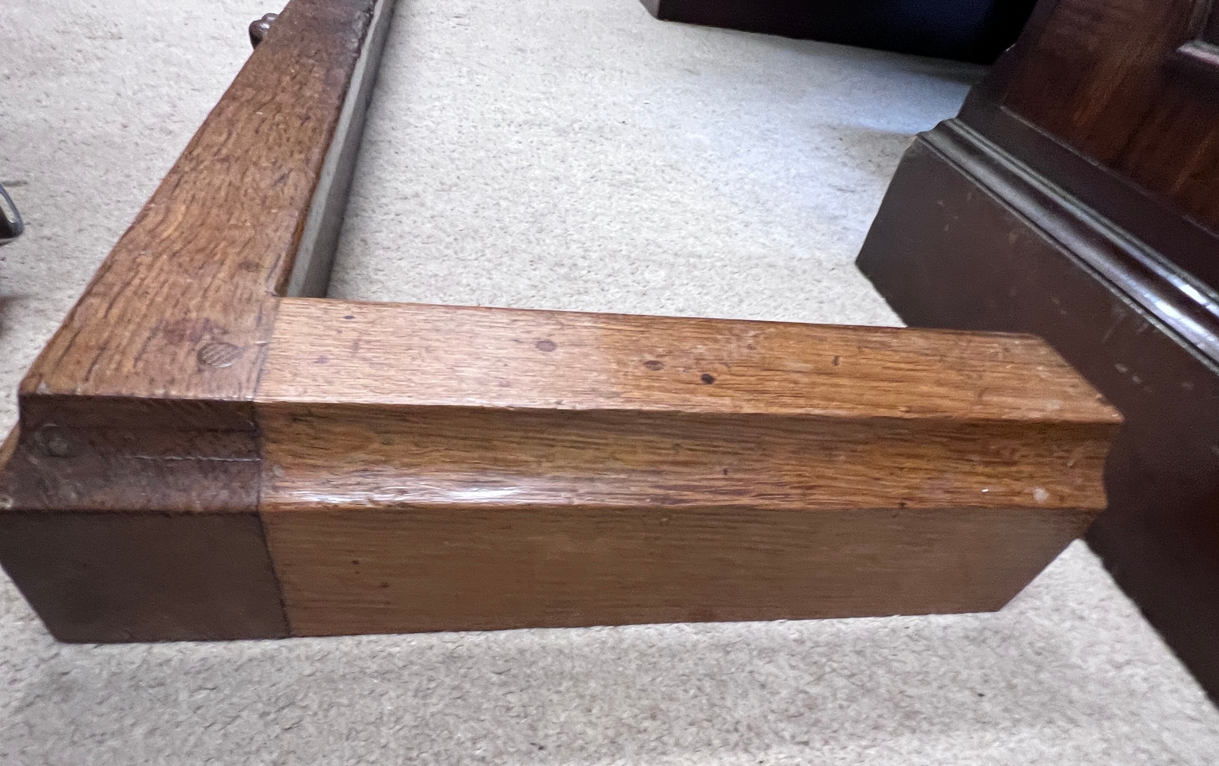 A Robert Thompson ‘Mouseman’ oak hearth kerb with signature mouse. This was from Robert’s daughter - Bild 5 aus 18