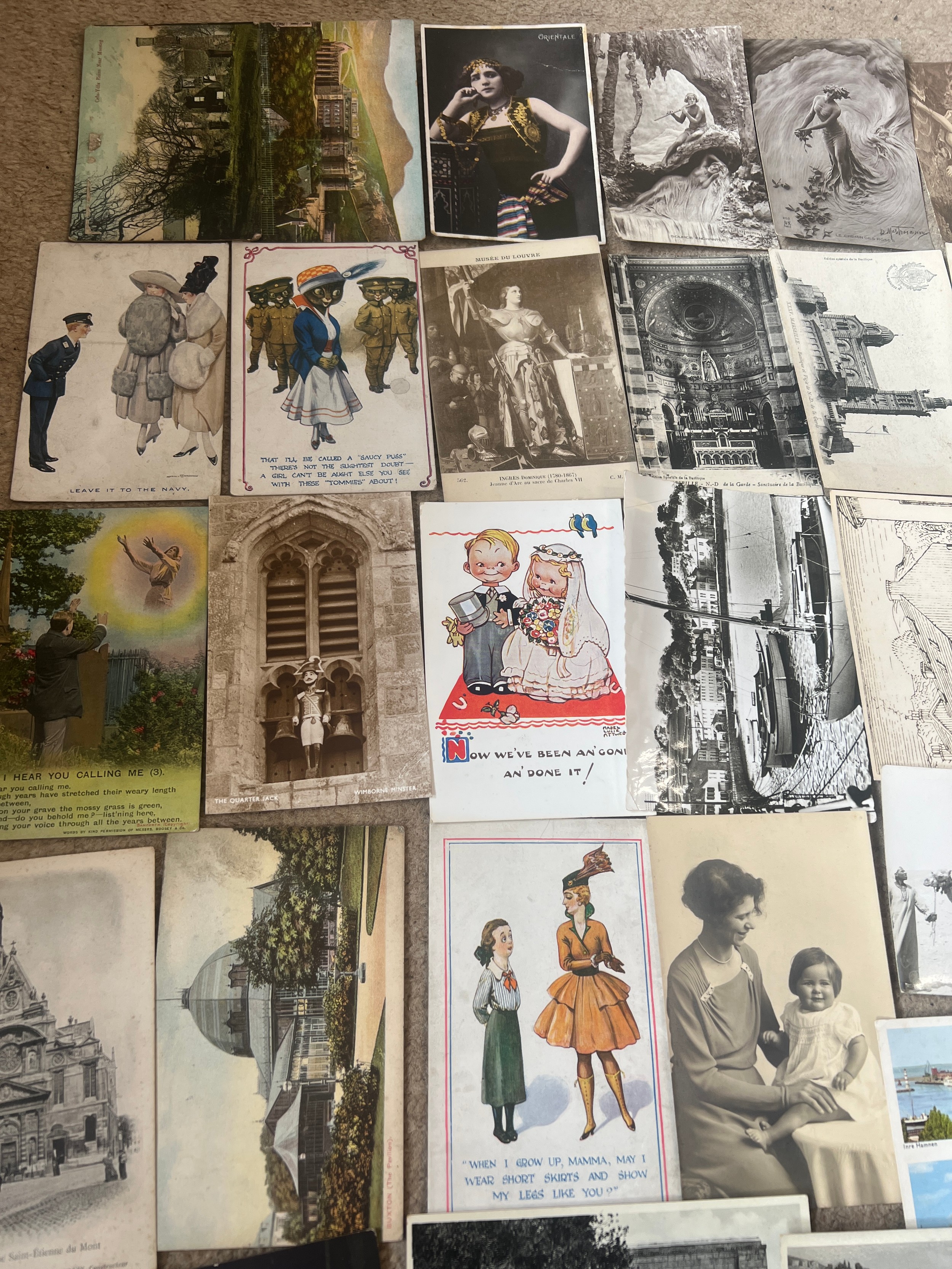 A quantity of vintage postcards to include Egypt, Ceylon, Jerusalem, Leeds, Buxton, Yorkshire County - Bild 5 aus 8