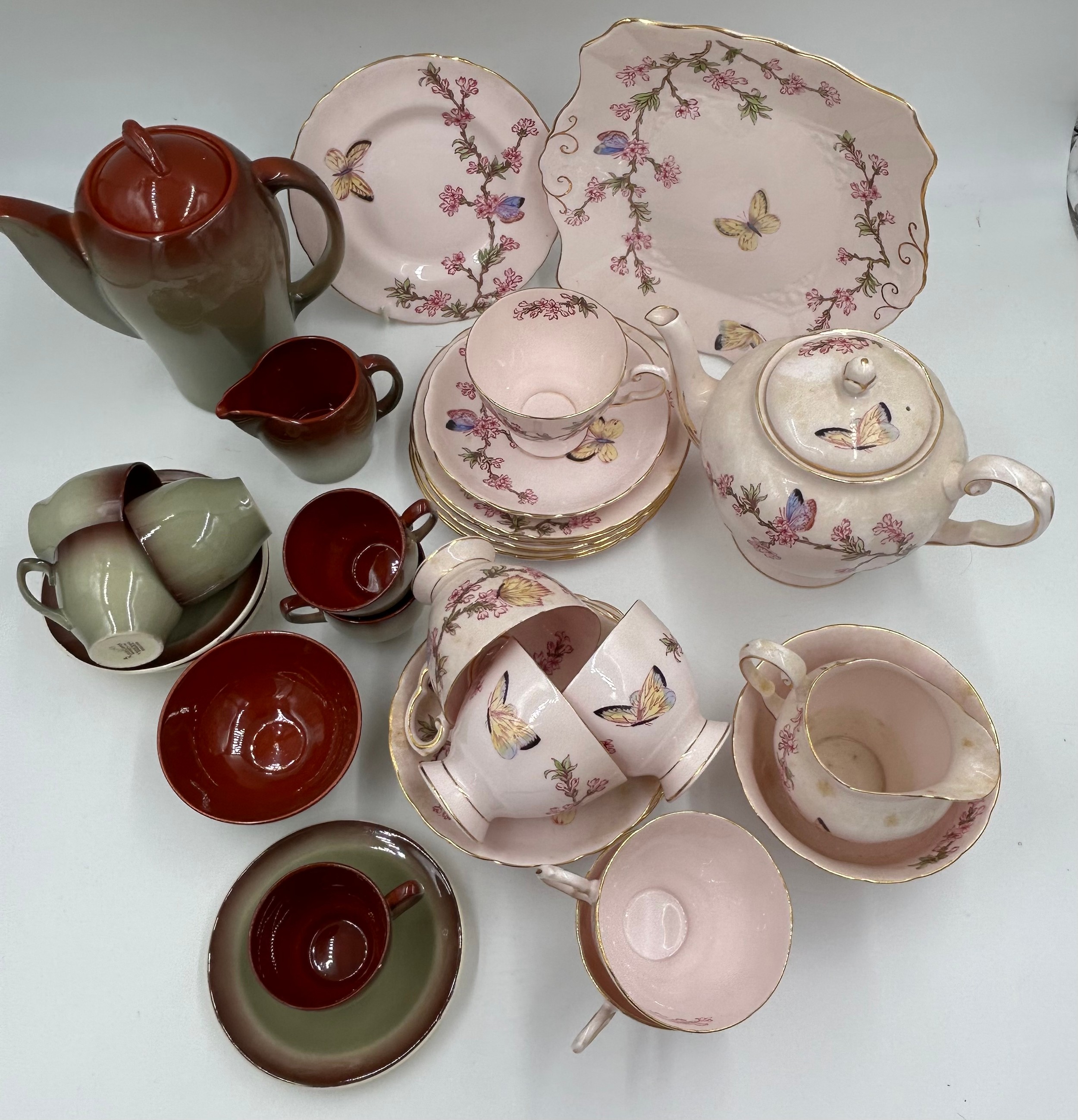 A pink Tuscan bone china tea service with blossom and butterfly pattern (teapot, milk, sugar, 6 x - Image 3 of 9