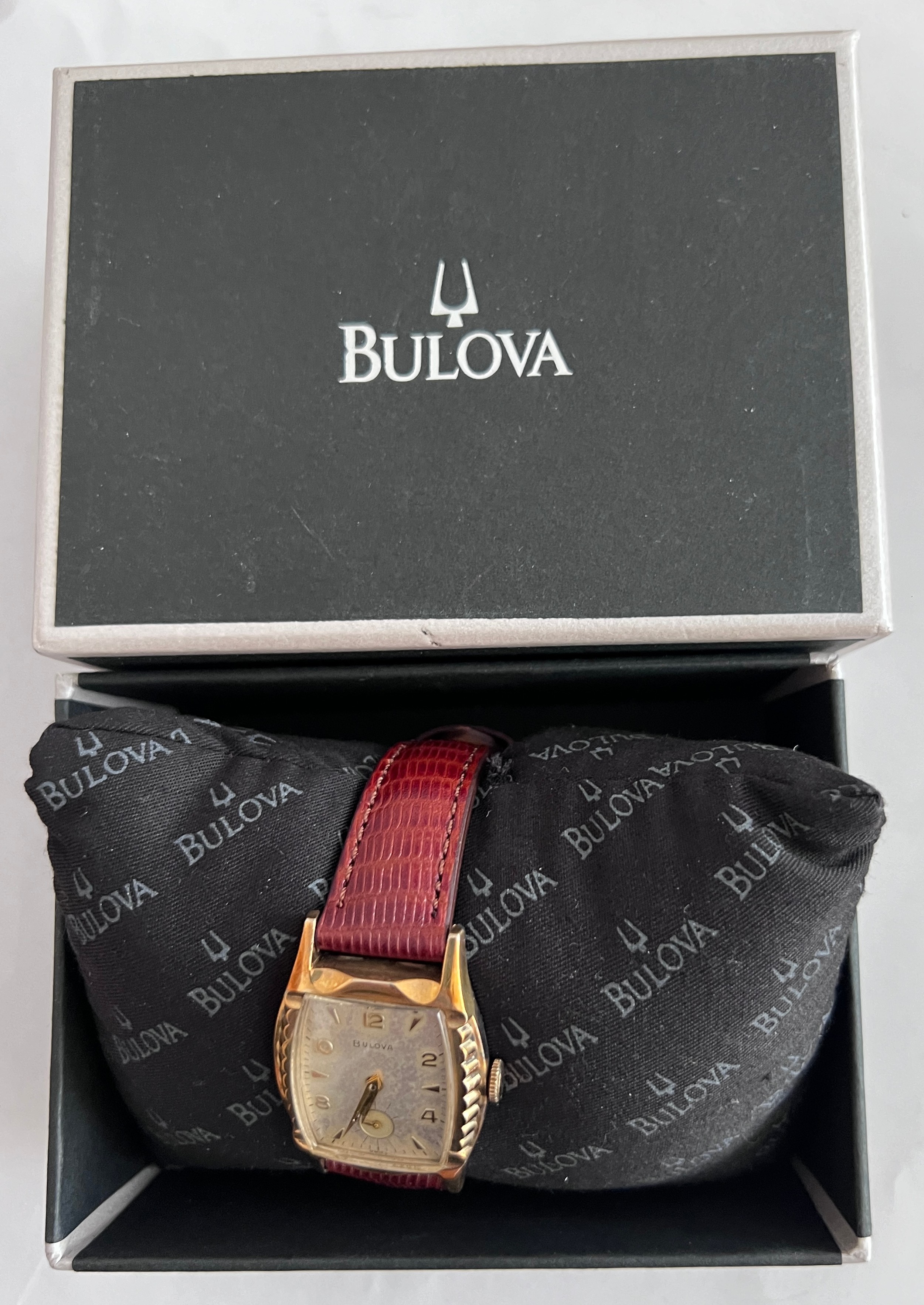 A 1955 manual 'Senator' Bulova wristwatch with subsidiary seconds dial, rectangular face and - Bild 2 aus 3