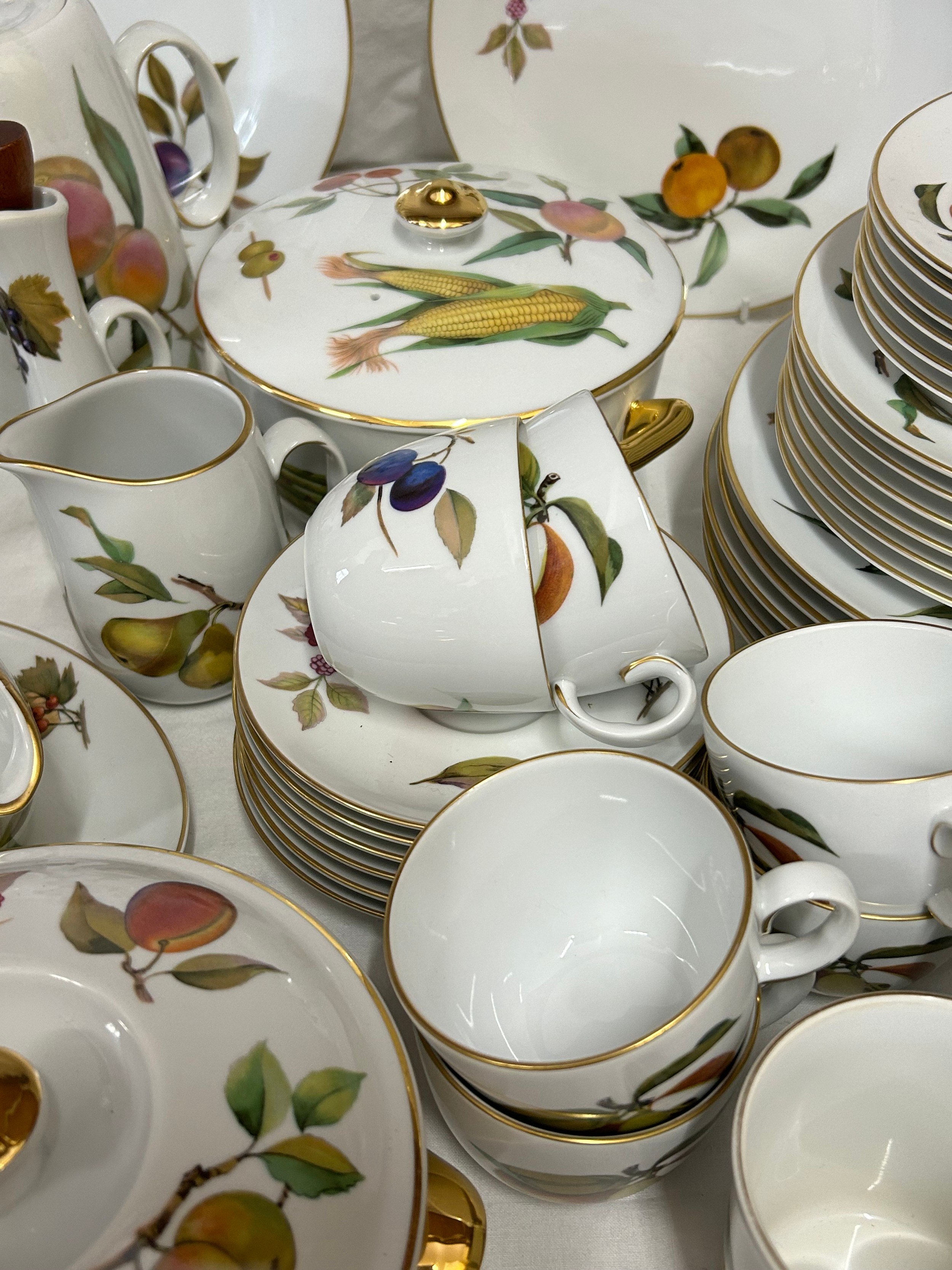Royal Worcester - A quantity of table wares in the Evesham pattern, consisting of: 6 x dinner - Image 4 of 11