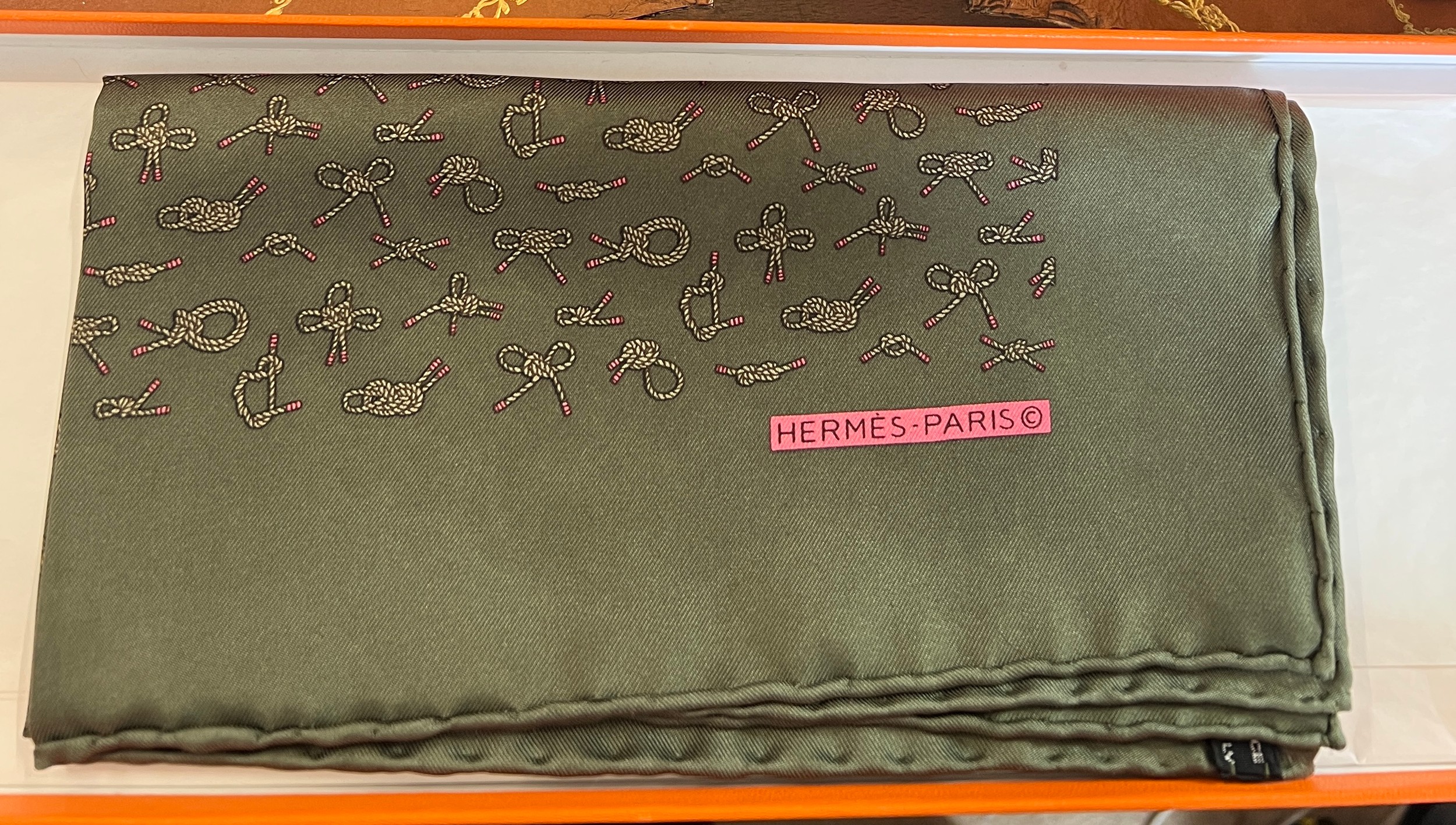 An Hermès silk pocket square 42cm x 42cm depicting knots in Hermès box. - Image 4 of 4