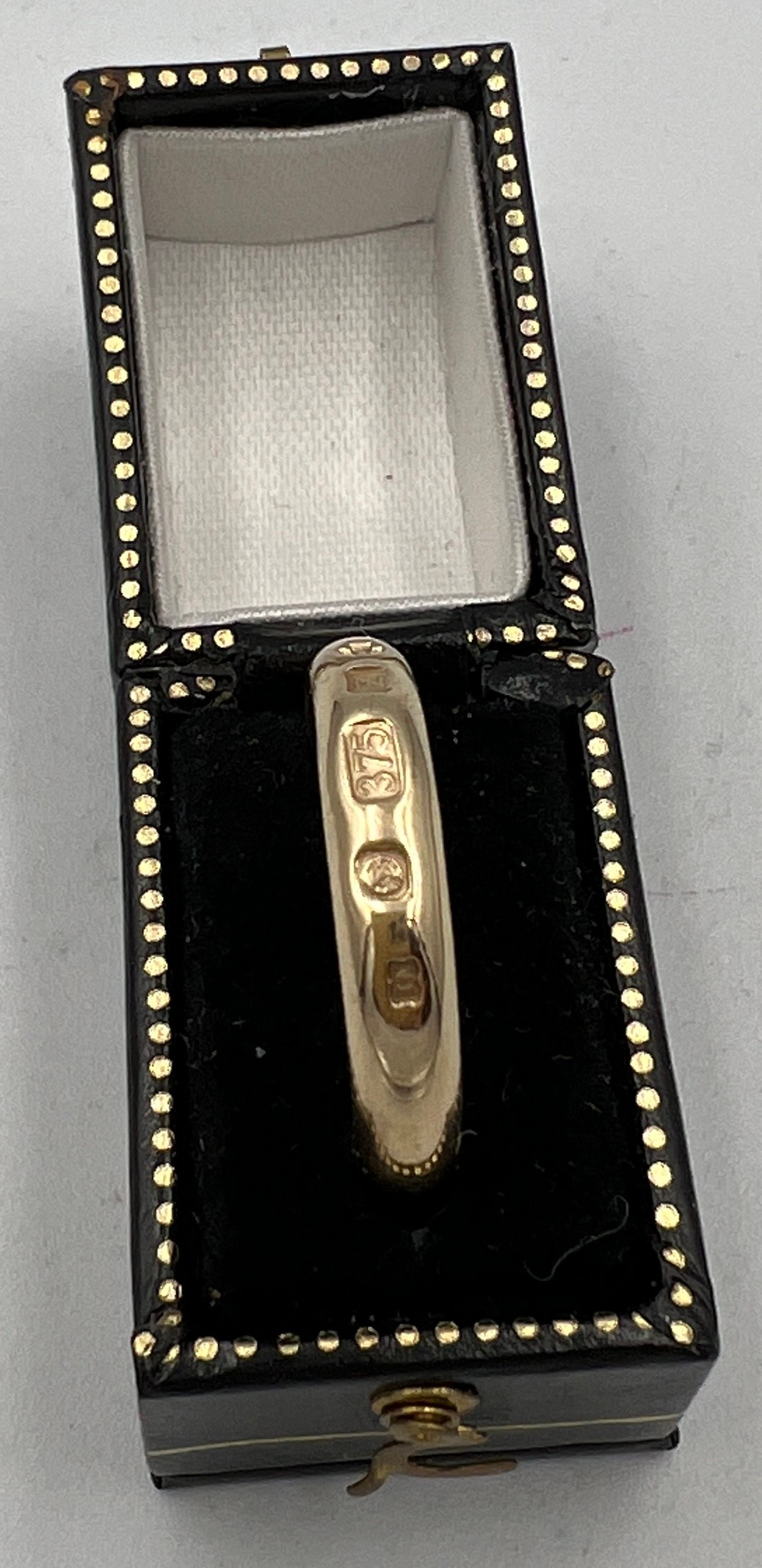 A 9 carat gold wedding band with millennium mark. Weight 3.8gm, size N. - Image 2 of 2