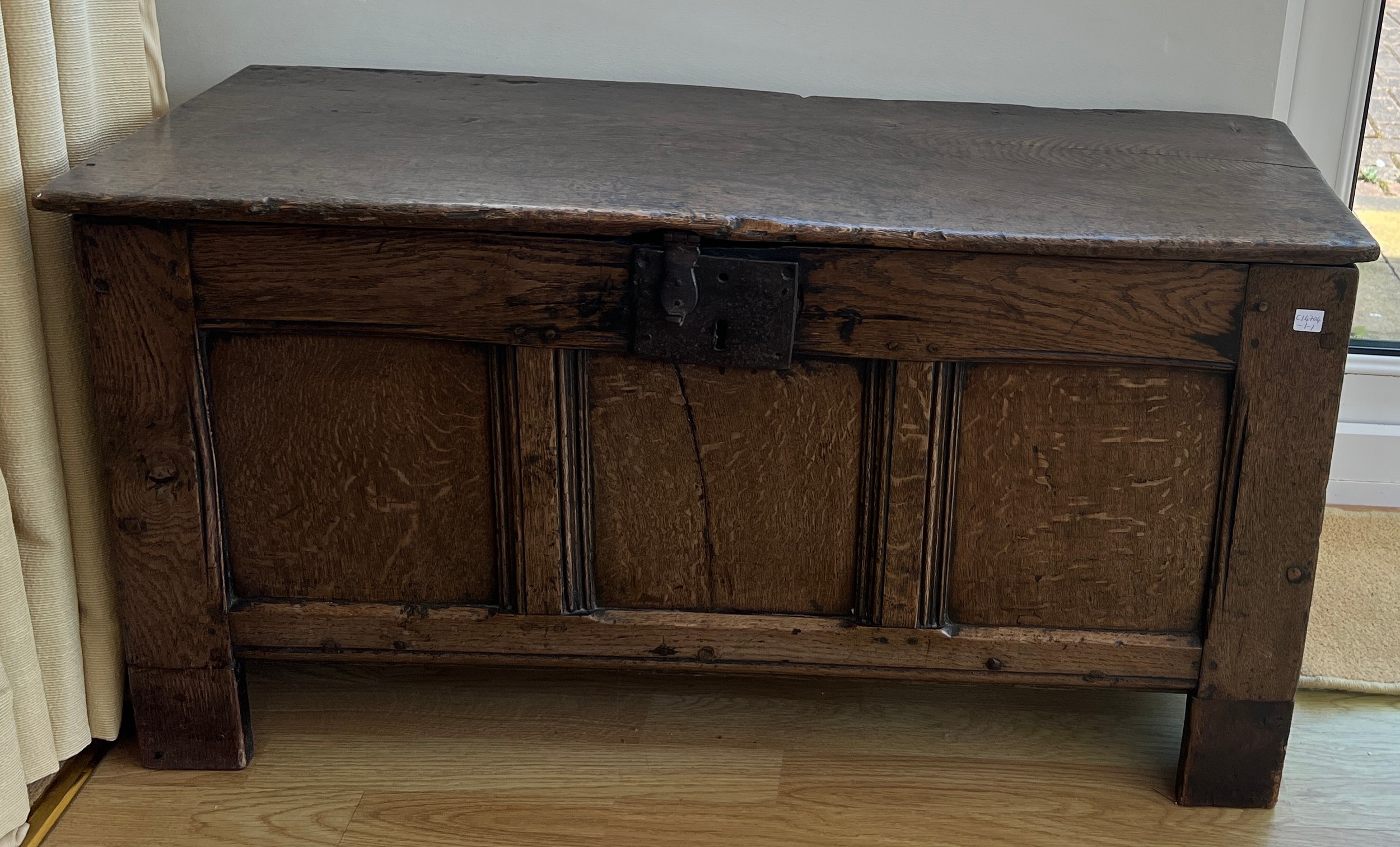 A 17thC oak coffer with iron lock and snipe hinges. 98cm w x 36cm d x 52cm h. - Image 2 of 6