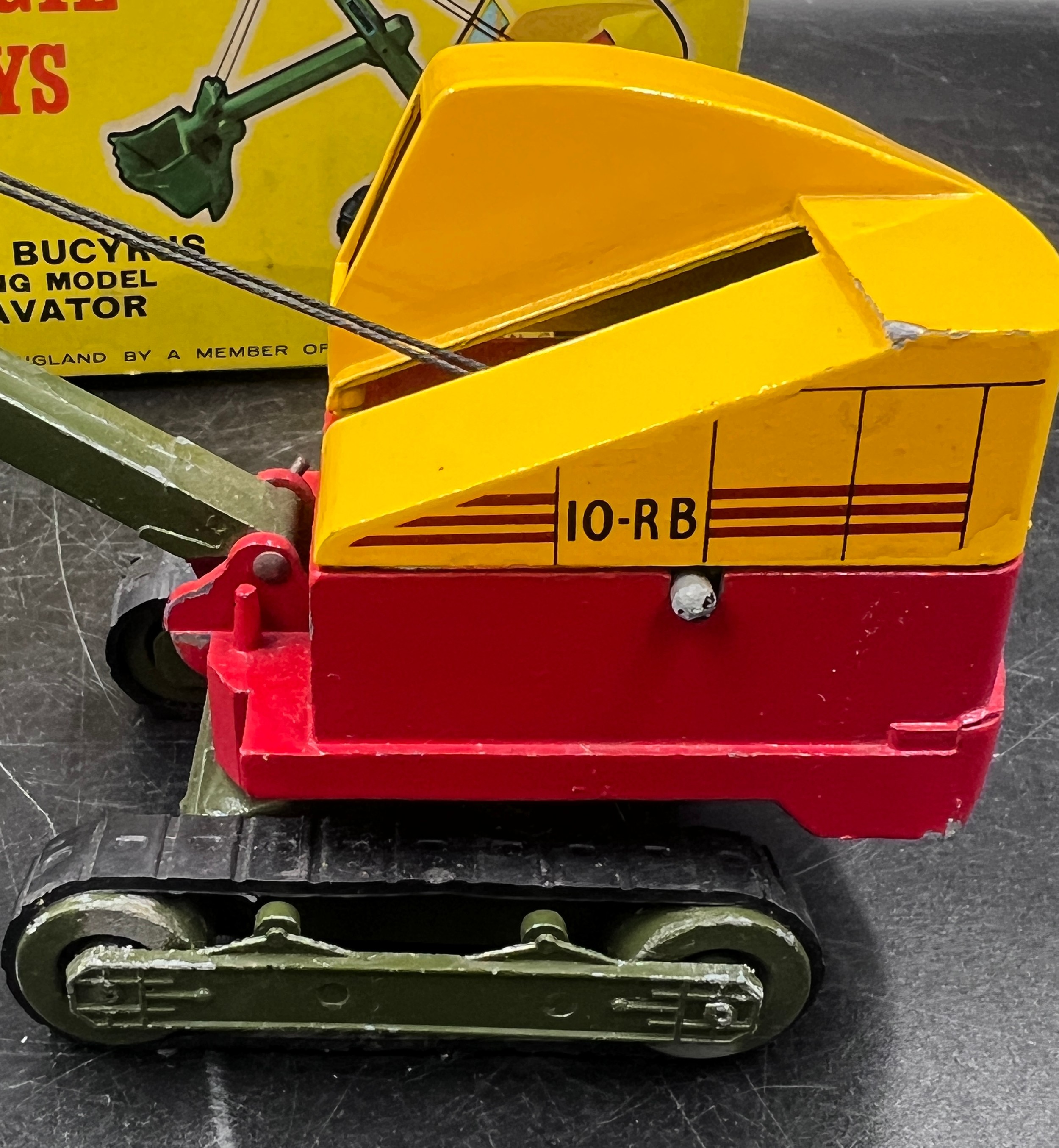 A boxed Ruston Bucyrus Working Model Excavator 10-RB. No.260. Finished in yellow and red, with - Bild 6 aus 9