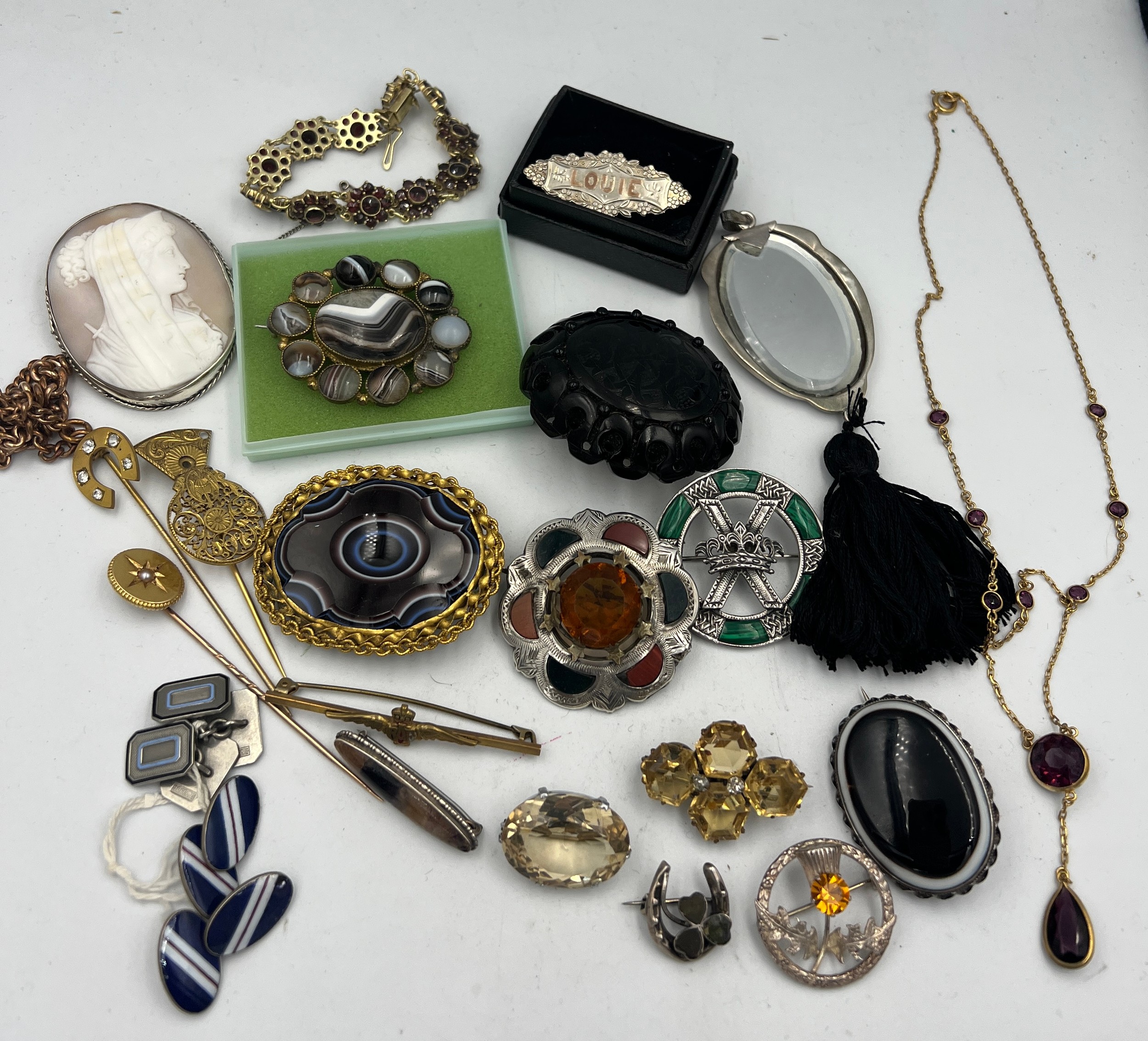 A quantity of mainly 19thC jewellery to include shell cameo brooch, banded agate brooch, - Bild 3 aus 3