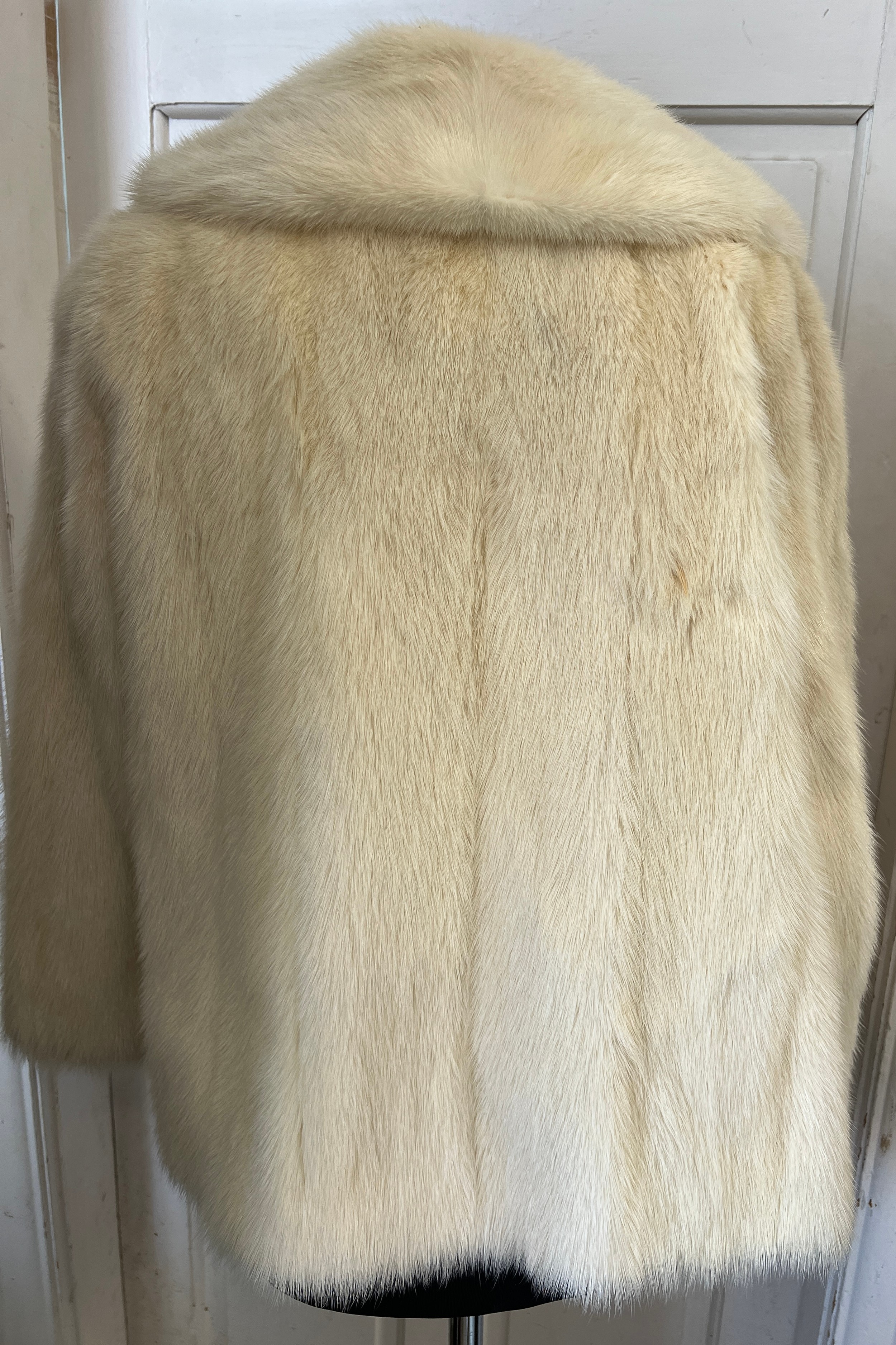 A vintage short pale mink jacket. Approximately 58cm laid flat across the chest. - Image 3 of 5