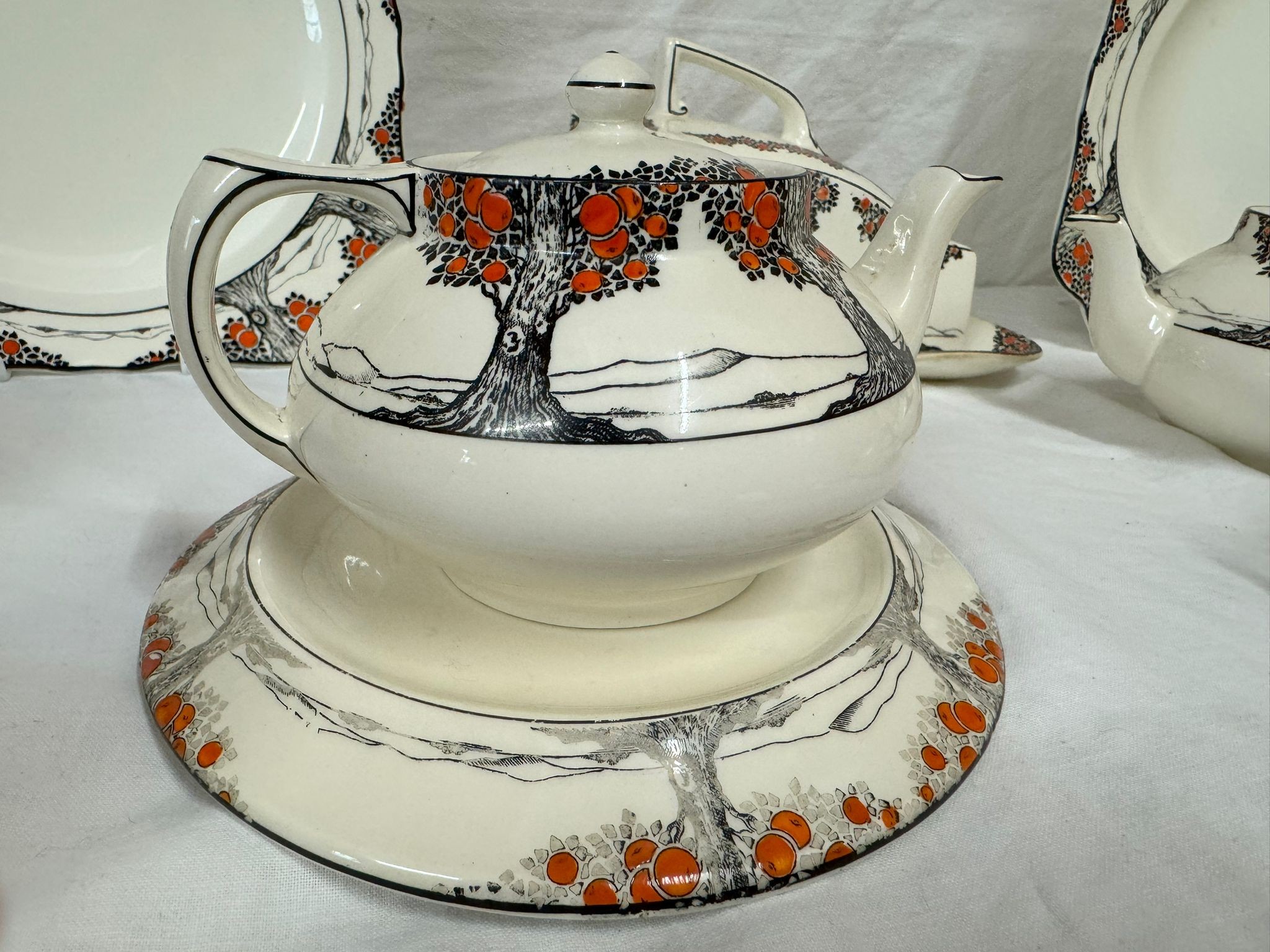 A Crown Ducal Orange Tree tea service to include: - Teapot stand and two teapots; five teacups; - Bild 9 aus 10