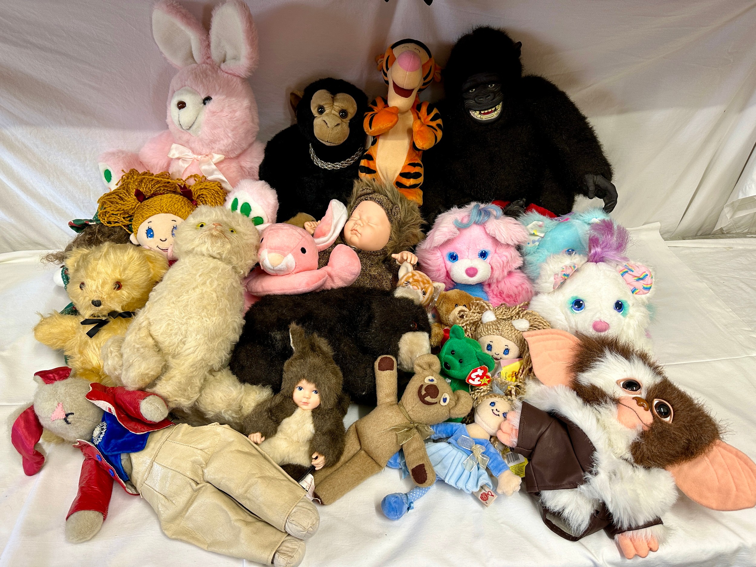 A collection of soft toys to include Keel, Brush a Love by Matchbox, Ty Beanie Babies, Anne