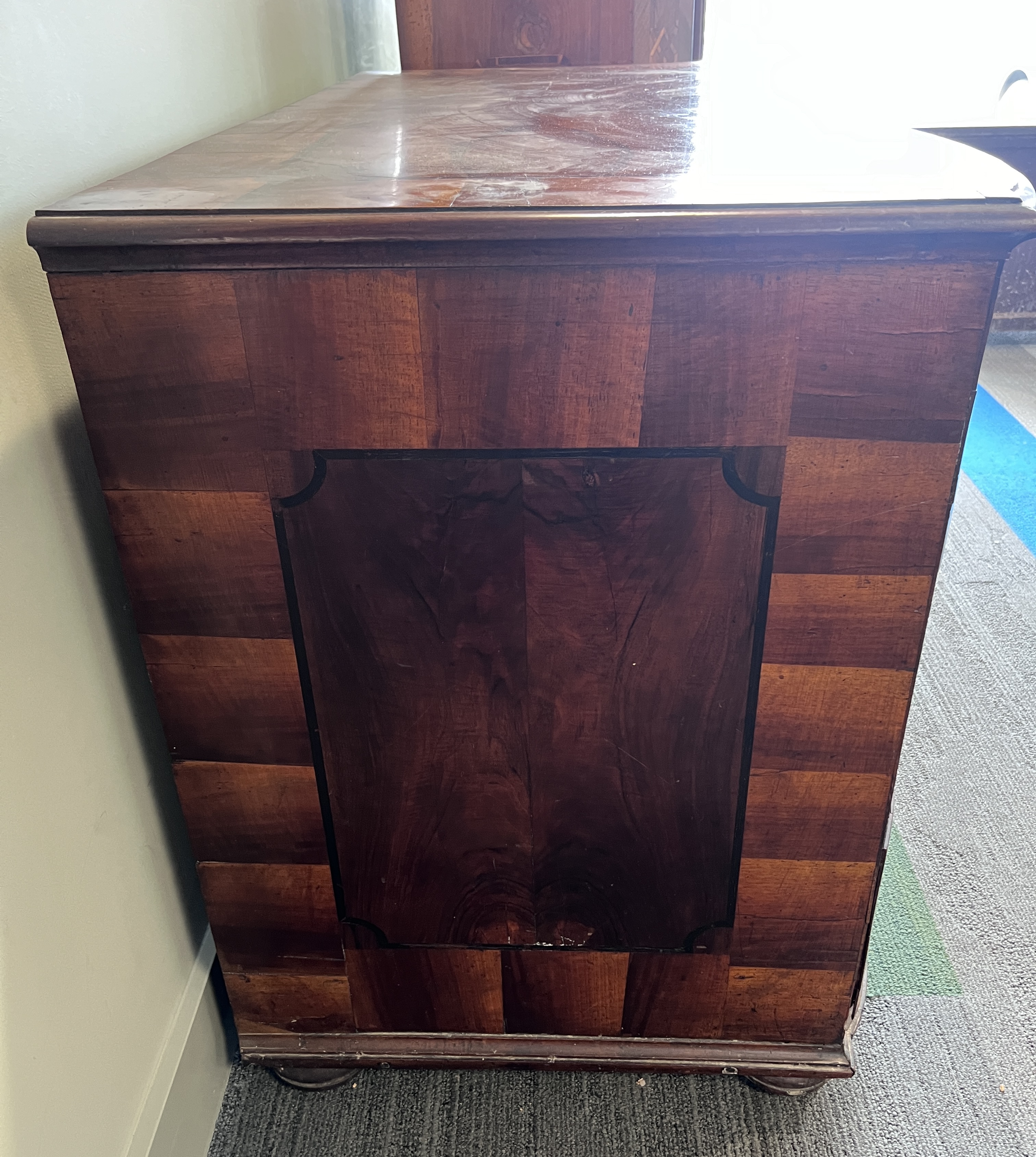 An 18thC Austrian parquetry inlaid serpentine fronted chest of three drawers with brass fittings, on - Bild 2 aus 10