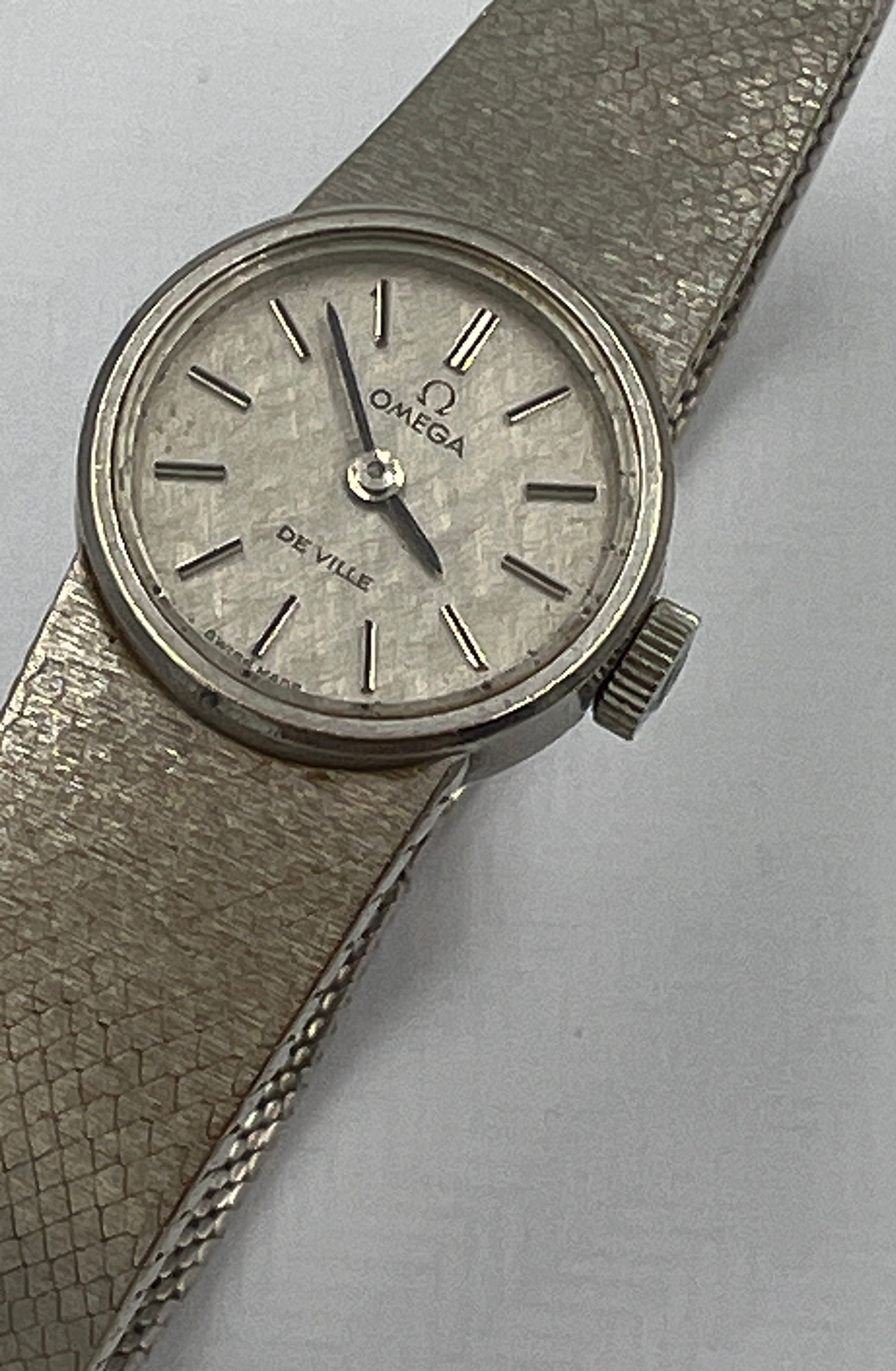 A vintage ladies 18ct white gold Omega De Ville ladies wristwatch. Total weight 40.6gm. - Image 2 of 3