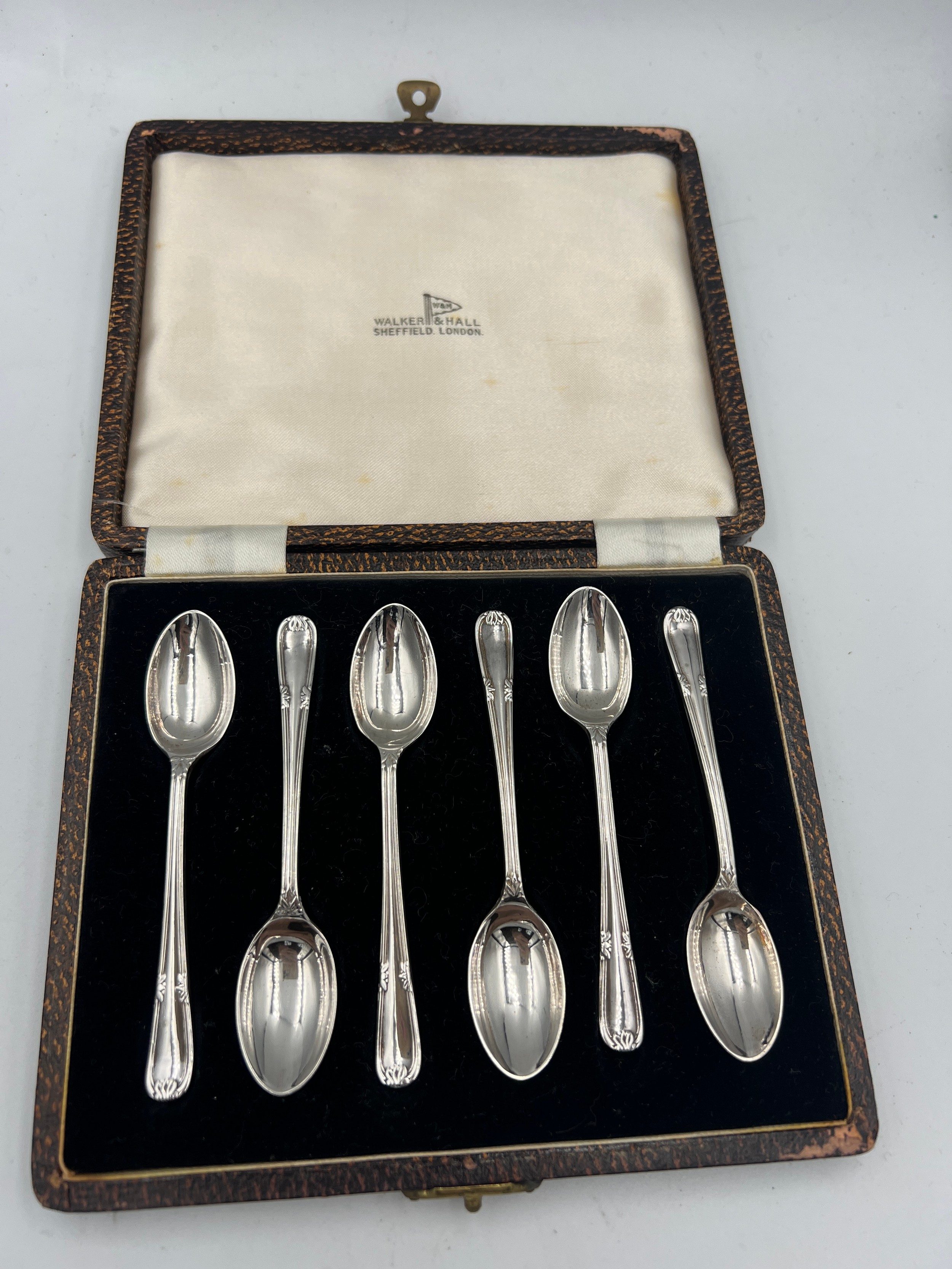 Boxed silver coffee spoons. Sheffield 1950, maker Walker & Hall. Total weight 51.3gm.