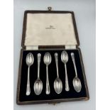 Boxed silver coffee spoons. Sheffield 1950, maker Walker & Hall. Total weight 51.3gm.