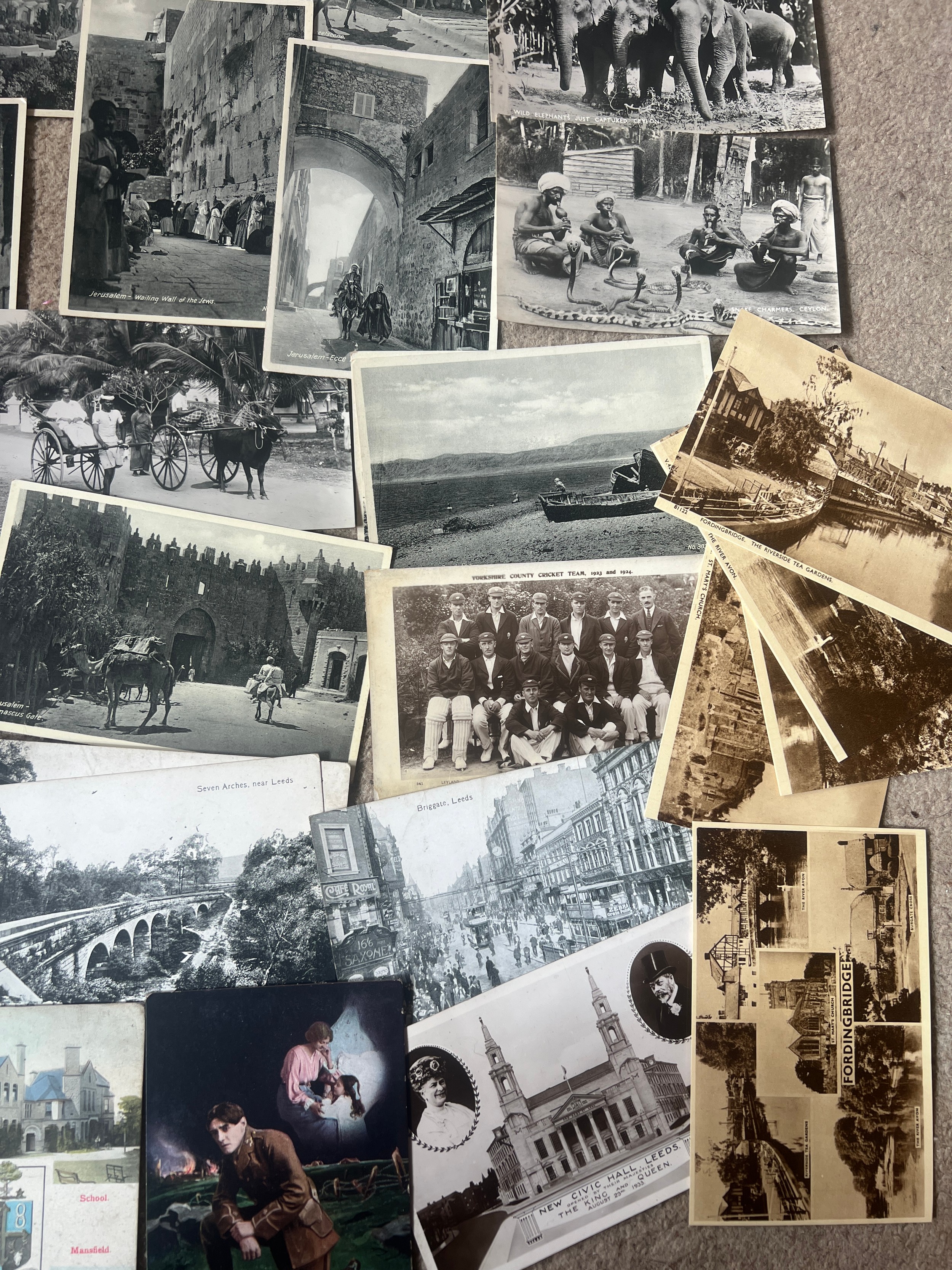 A quantity of vintage postcards to include Egypt, Ceylon, Jerusalem, Leeds, Buxton, Yorkshire County - Bild 2 aus 8
