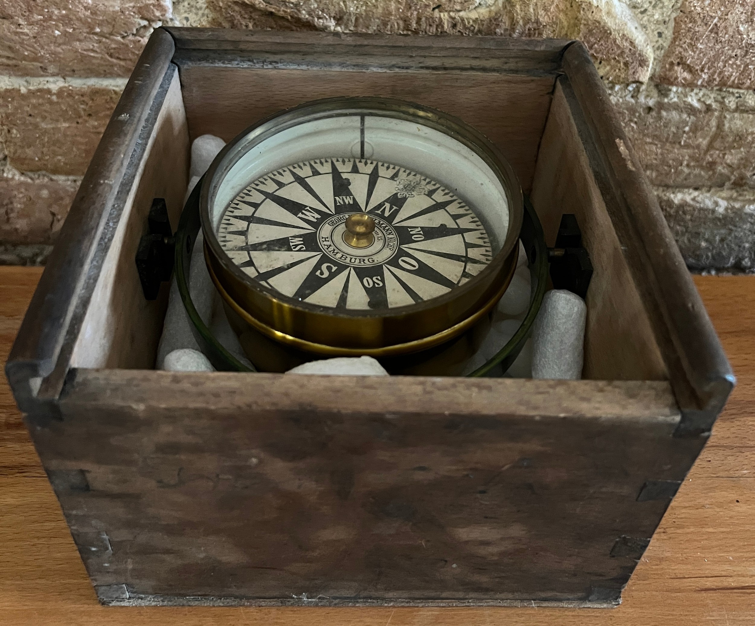 A gamble mounted ships compass in wood outer case, lacking lid. Case 18cm x 18cm. Maker Georg - Image 3 of 4