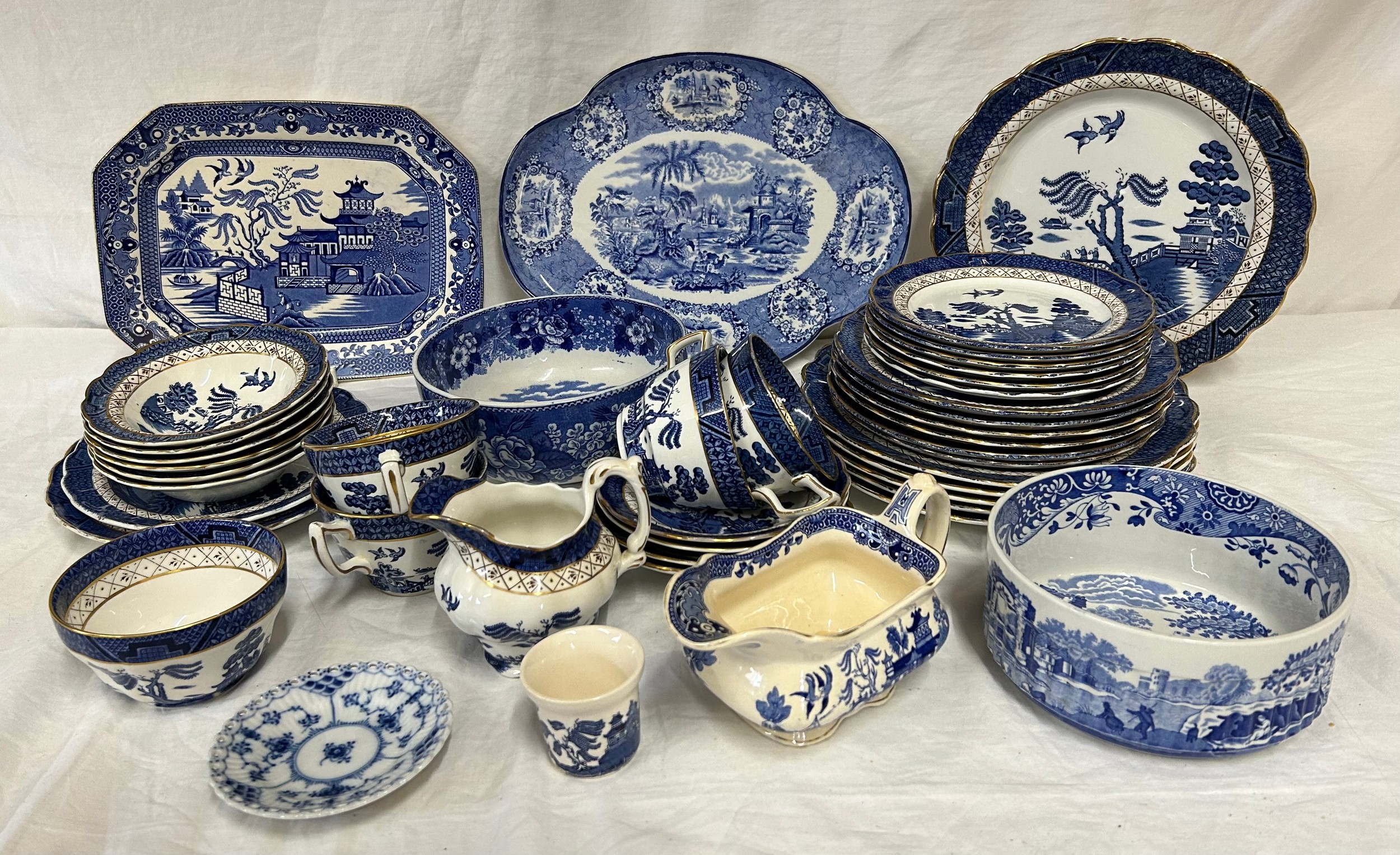 A Booths Real Old Willow part table service comprising 6 x dinner plates, 6 x dessert plates 21cm d,