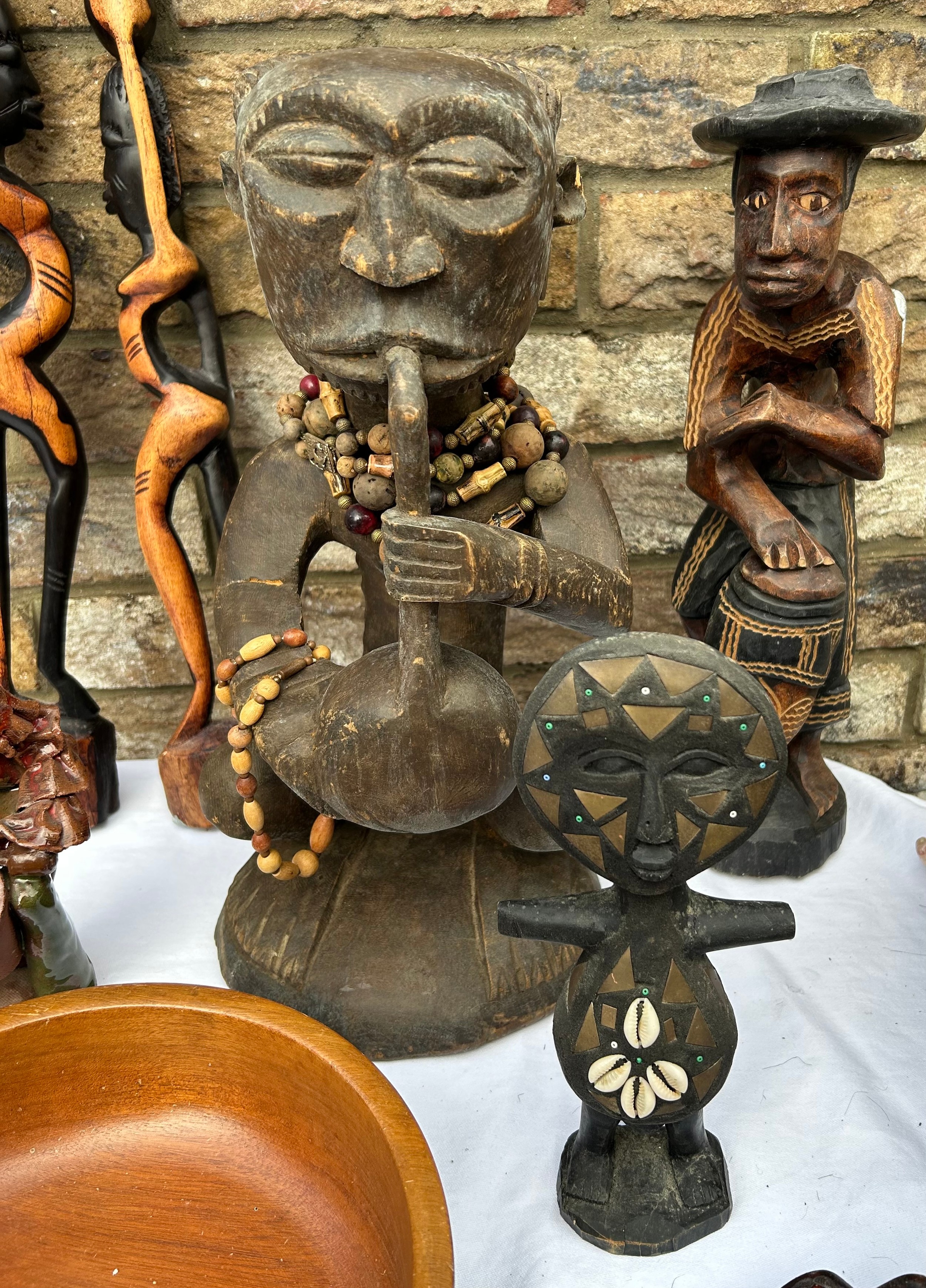 An unusual lot of tribal wooden items to include a wooden painted boar, wooden figures and mask wall - Bild 4 aus 5