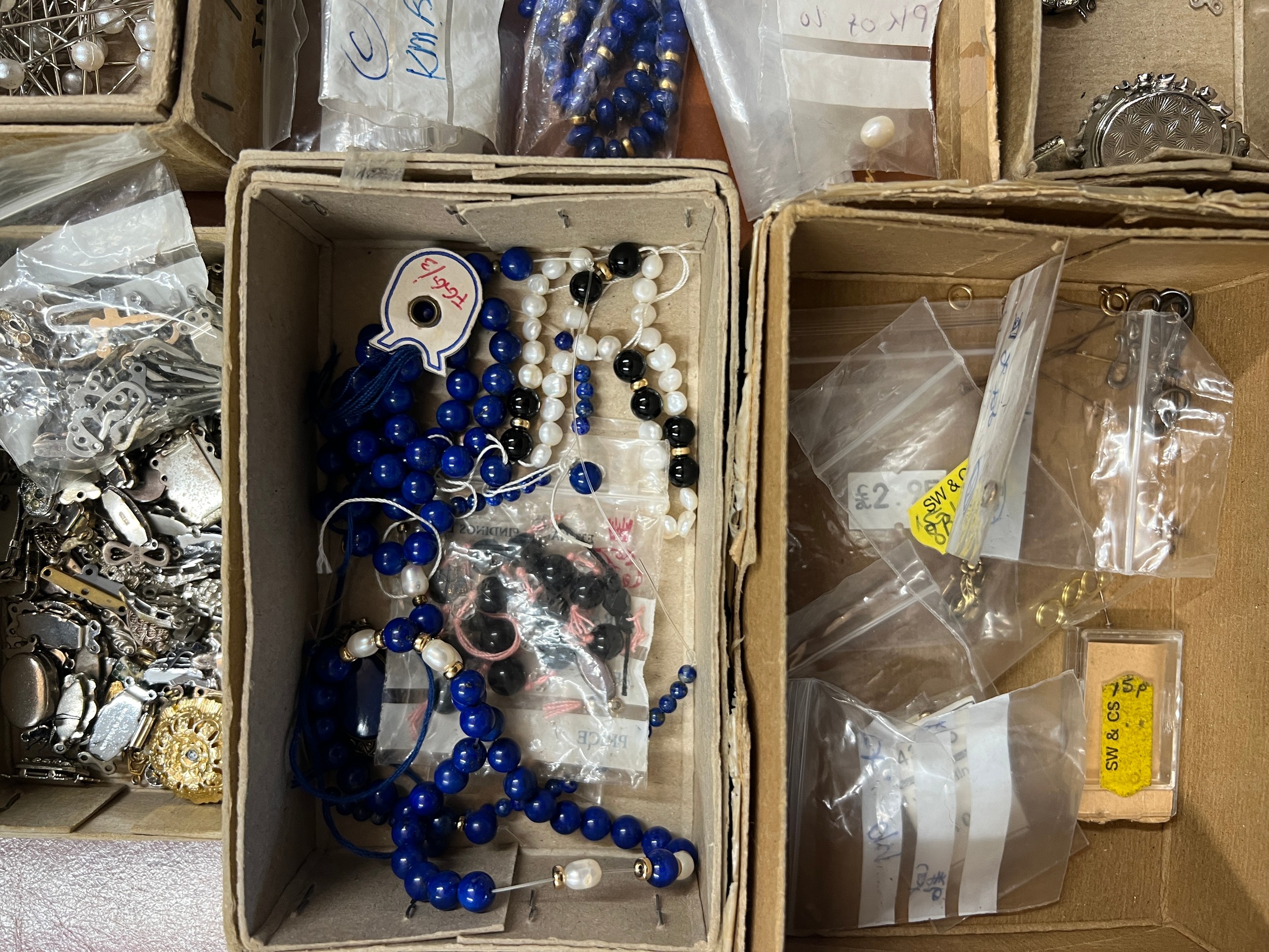 A quantity of jewellery fastenings, loose beads including lapis etc. - Image 3 of 5