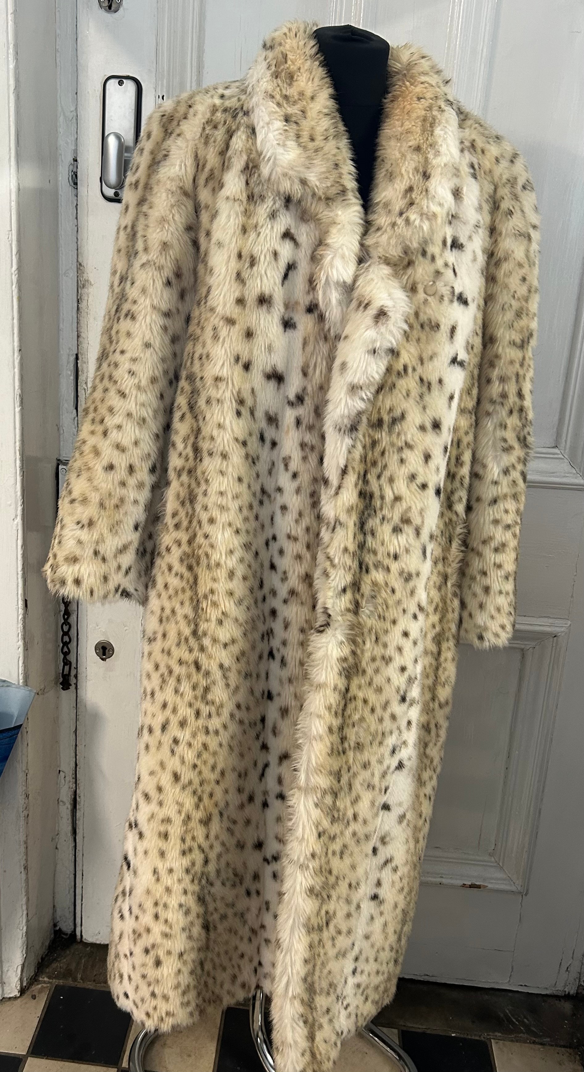 An Astraka of London faux fur leopard skin coat. Approx. 121cm from top of back collar to hem.