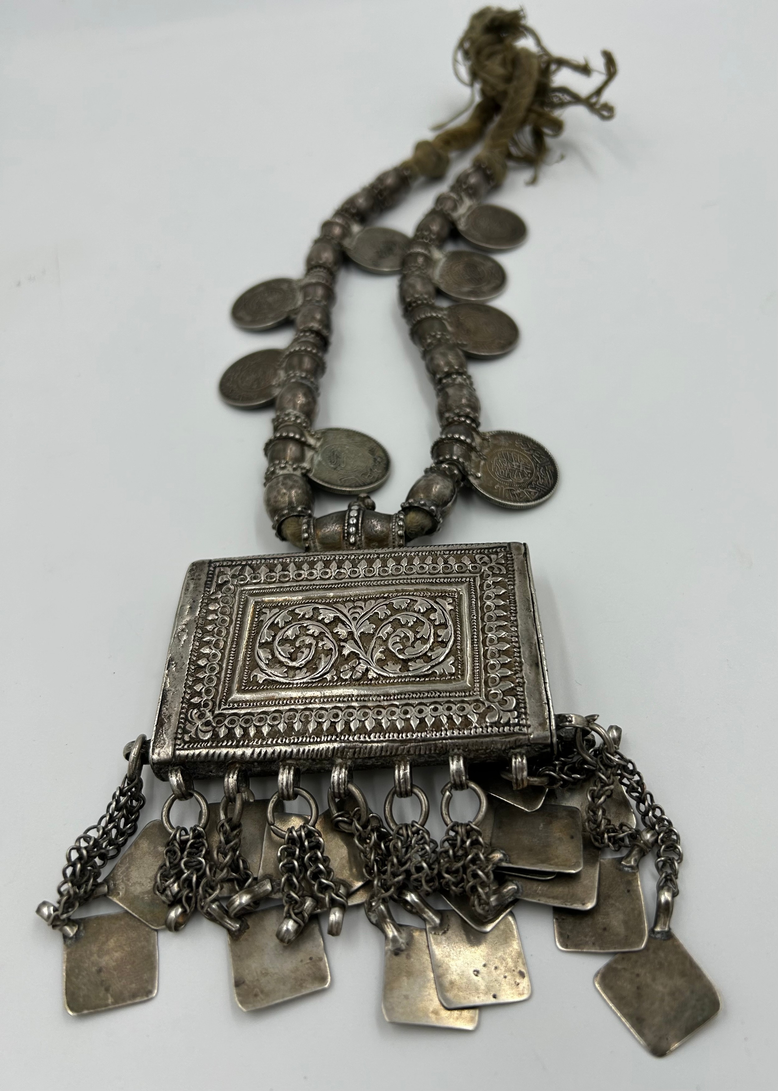 An Omani white metal Hirtz necklace with coin decoration and pendants. 43cm l approx. - Bild 6 aus 7