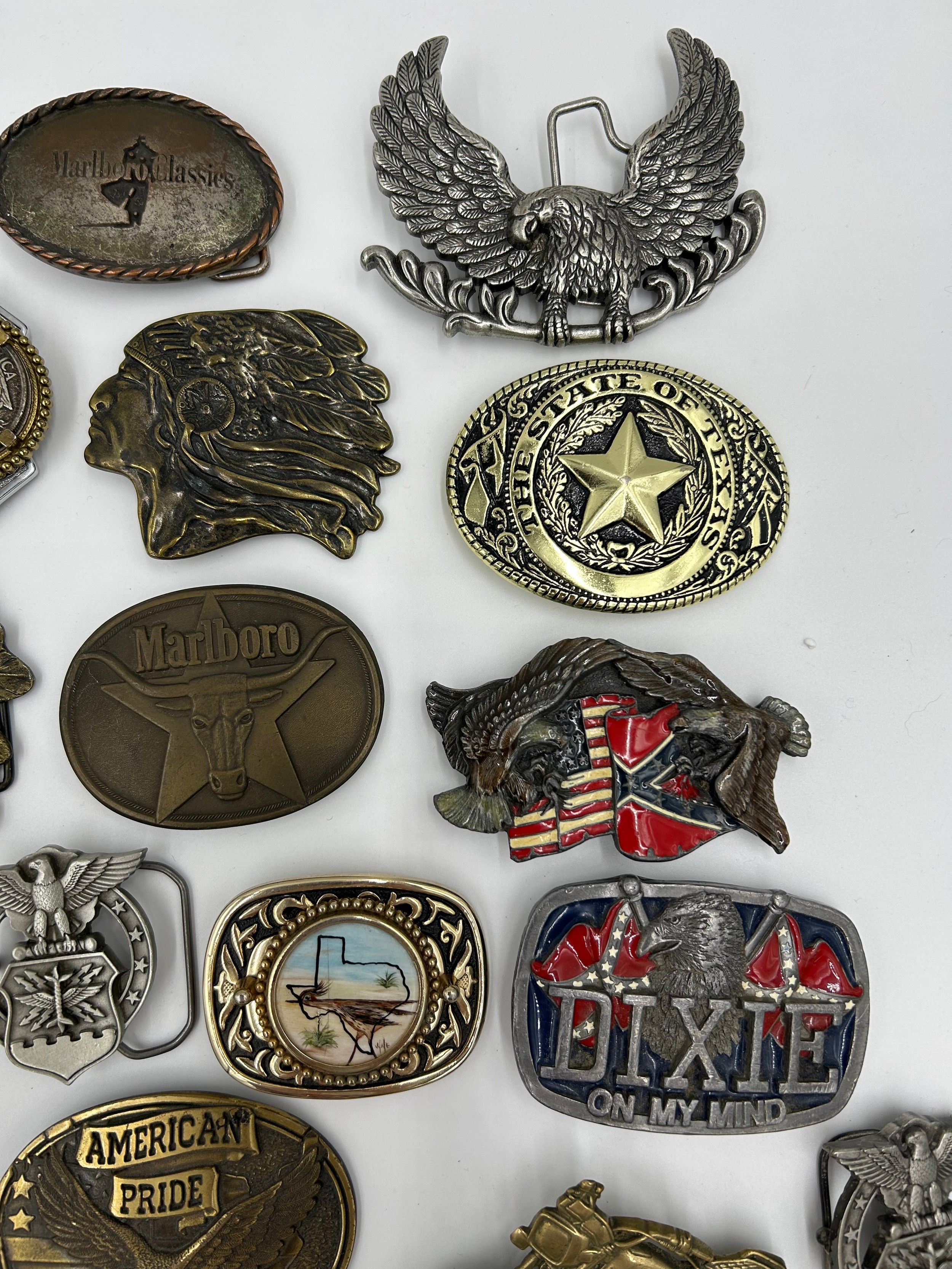 Collection of 34 belt buckles, mainly in brass with Native American designs, eagles, motorbikes etc. - Image 4 of 11