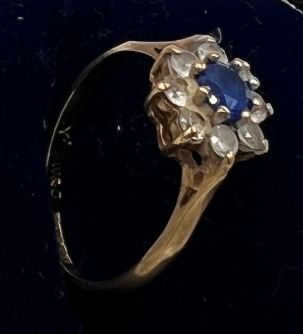 A 9 carat gold ring set with blue and clear paste stones. Size K. Weight 1.8gm. - Bild 2 aus 3