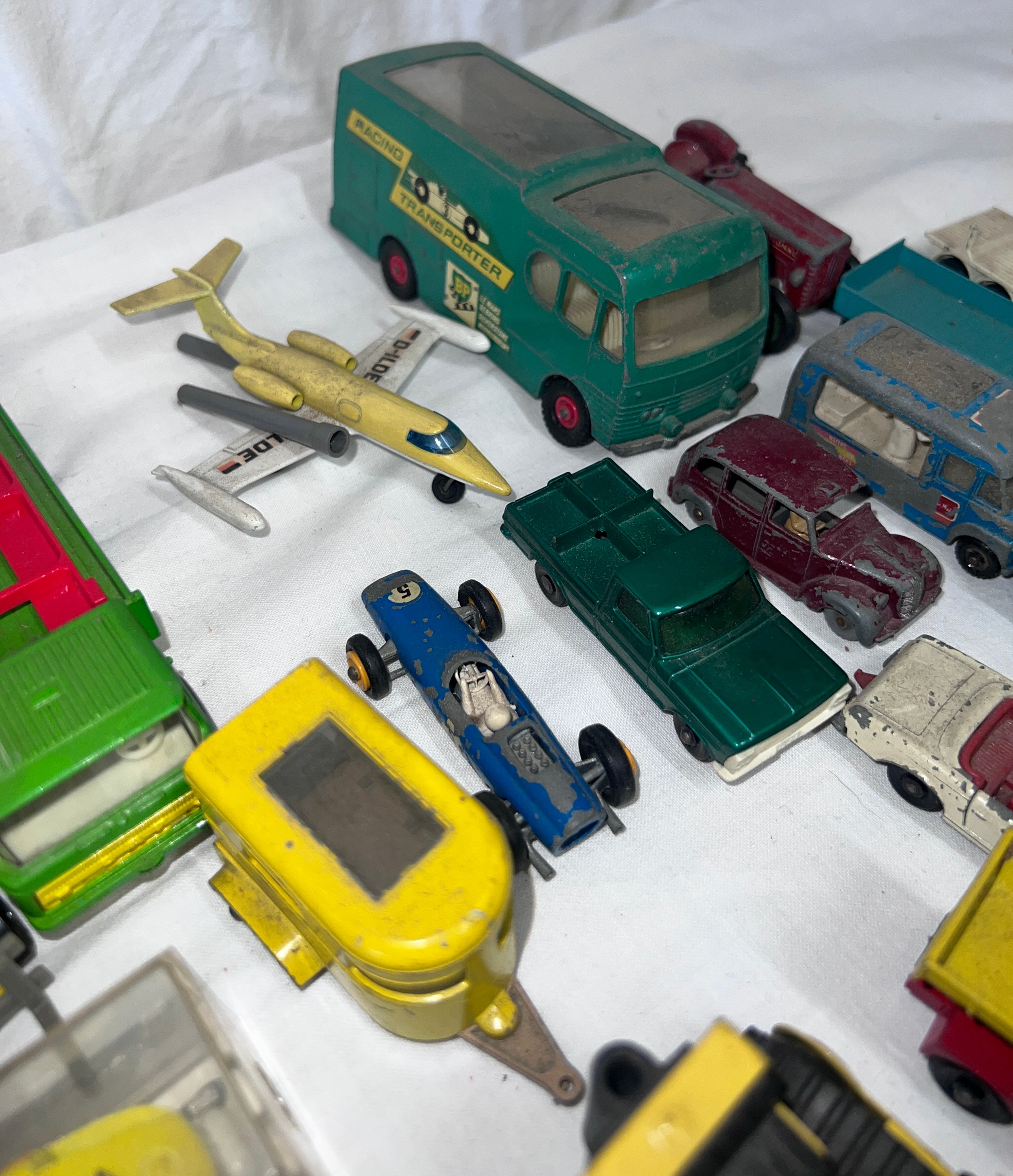 Diecast toys comprising Corgi, Dinky, Britains, Lesney, Matchbox etc to include Corgi 109 W.B. Lions - Image 9 of 13