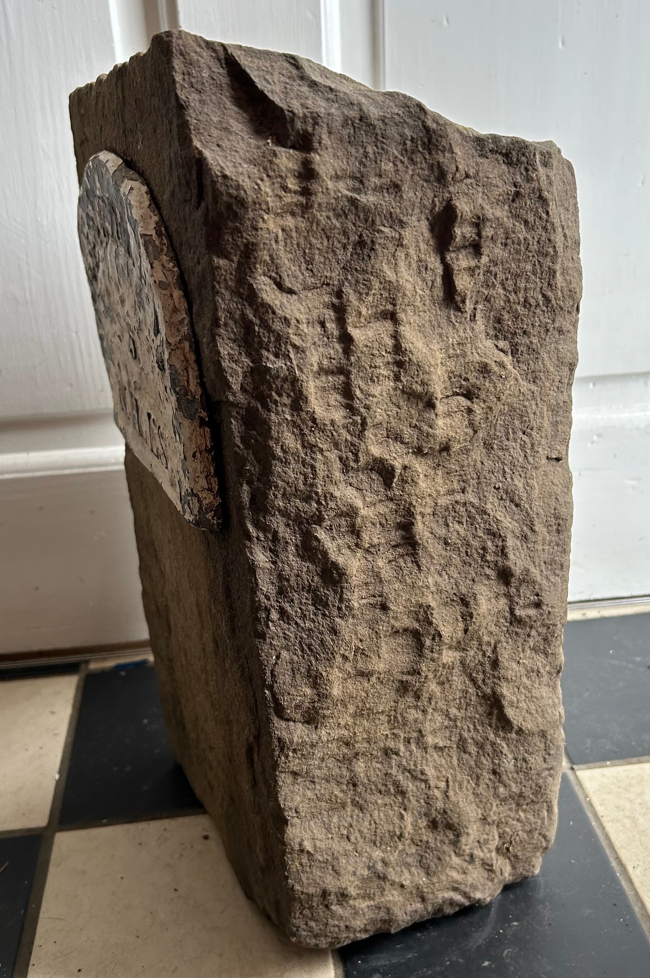 A piece of stone with sign depicting ' Beverley 5 miles'. 39cm h x 21cm w x 16cm d. - Bild 4 aus 4
