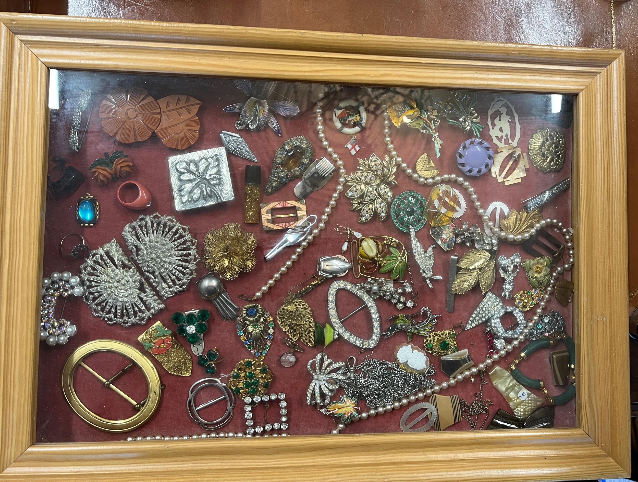 A pine framed table top display case and contents comprising vintage brooches, dress clips, belt - Bild 2 aus 3