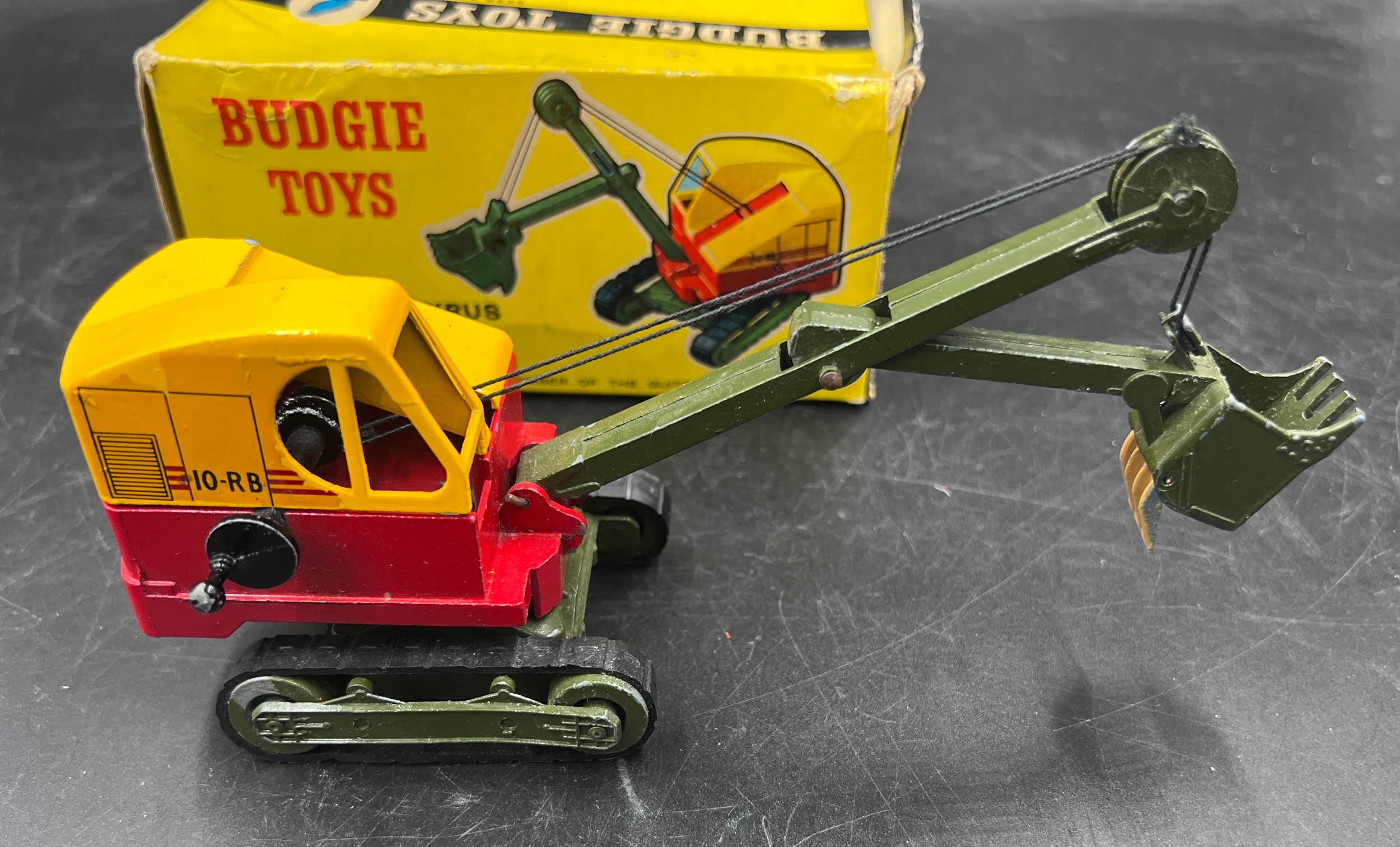 A boxed Ruston Bucyrus Working Model Excavator 10-RB. No.260. Finished in yellow and red, with - Bild 3 aus 9