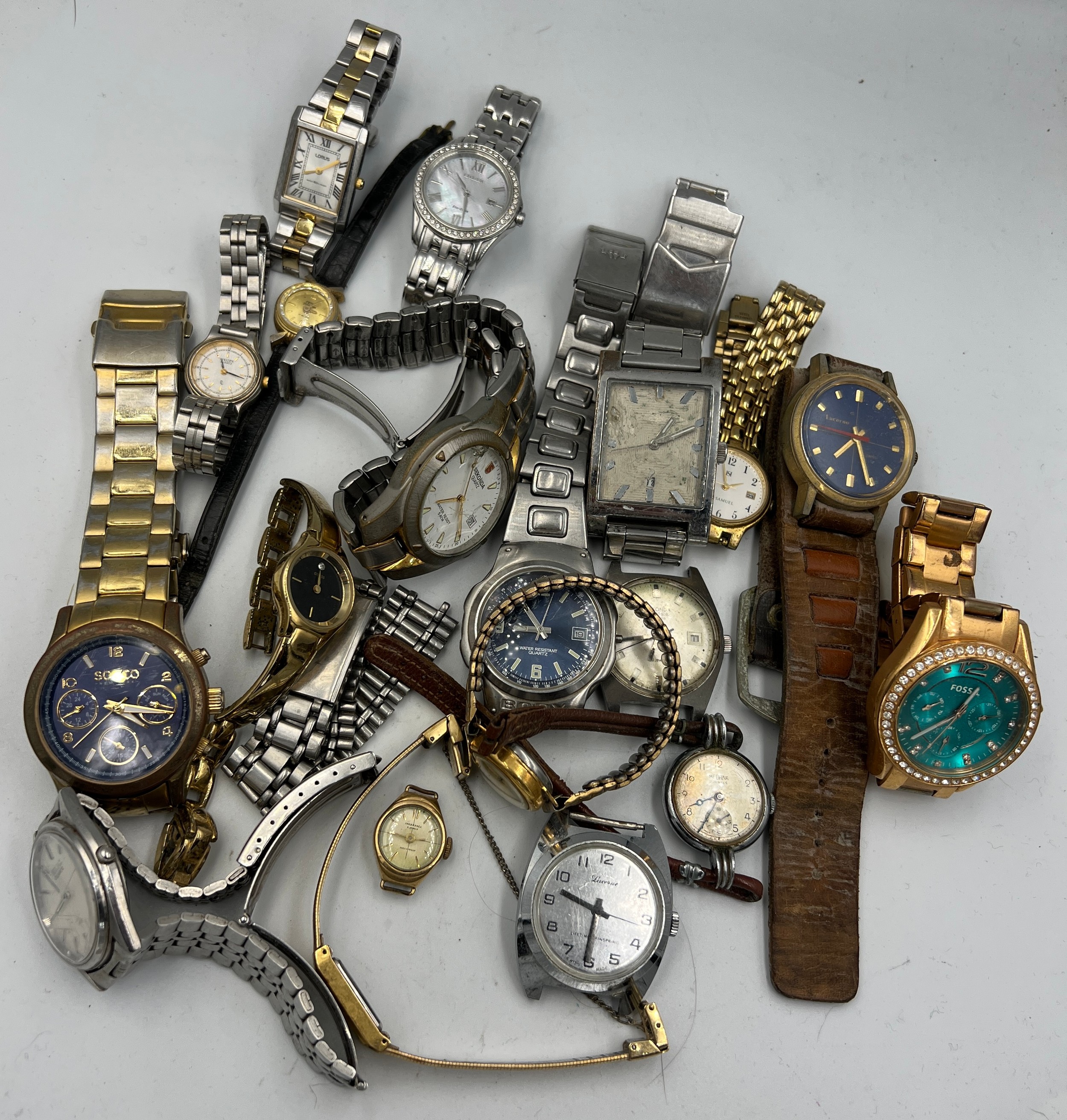 A large quantity of gentleman’s and ladies wristwatches to include Sekonda, Fossil, Lorus, Citizen