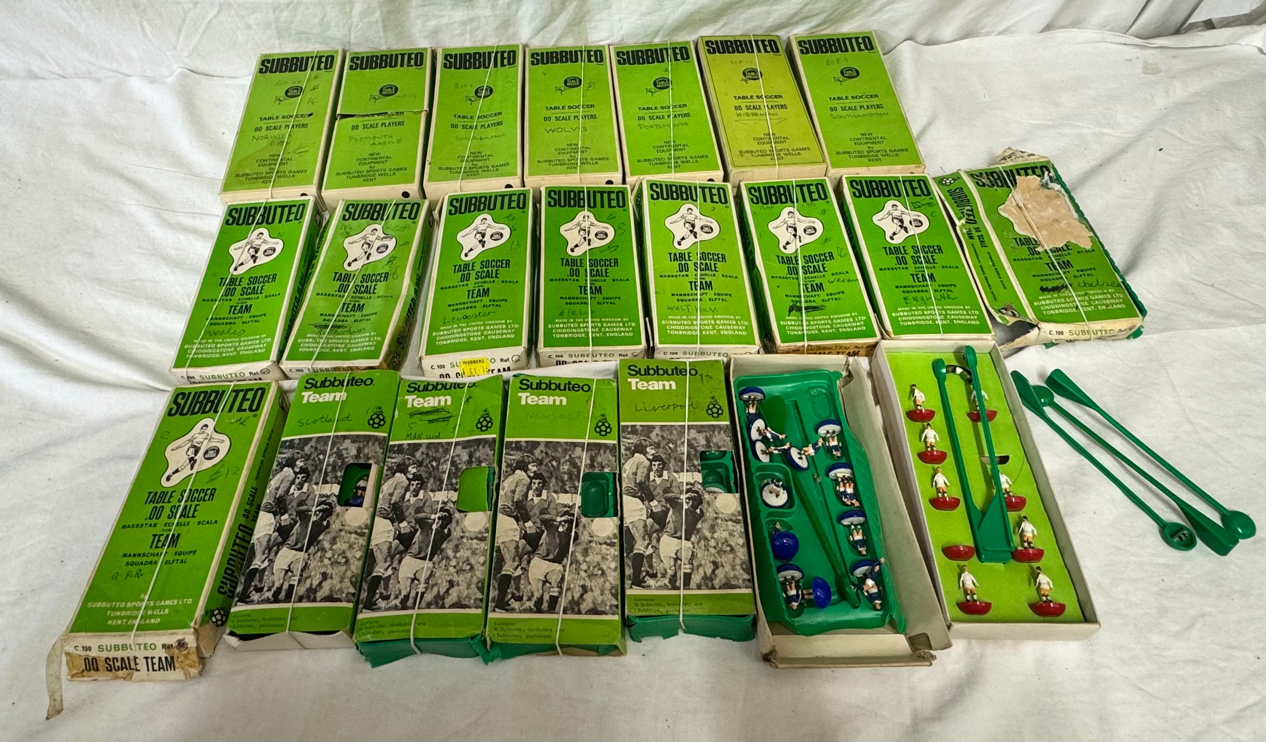 A collection of twenty-one vintage 00 scale Subbuteo teams comprising England, Crystal Palace, - Image 3 of 11