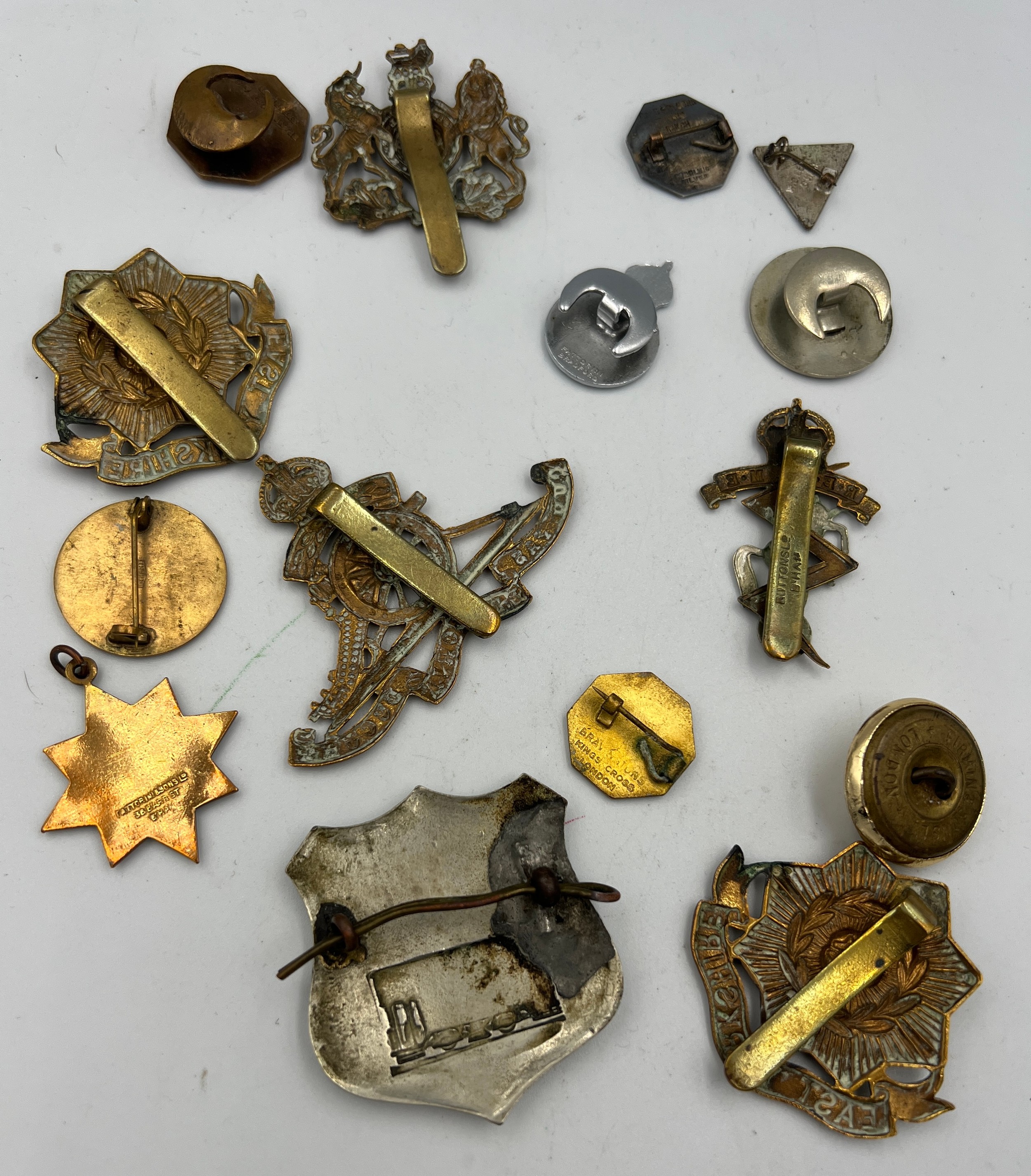 A collection of cap badges etc to include East Yorkshire, Leeds, Maltese club. - Bild 2 aus 2