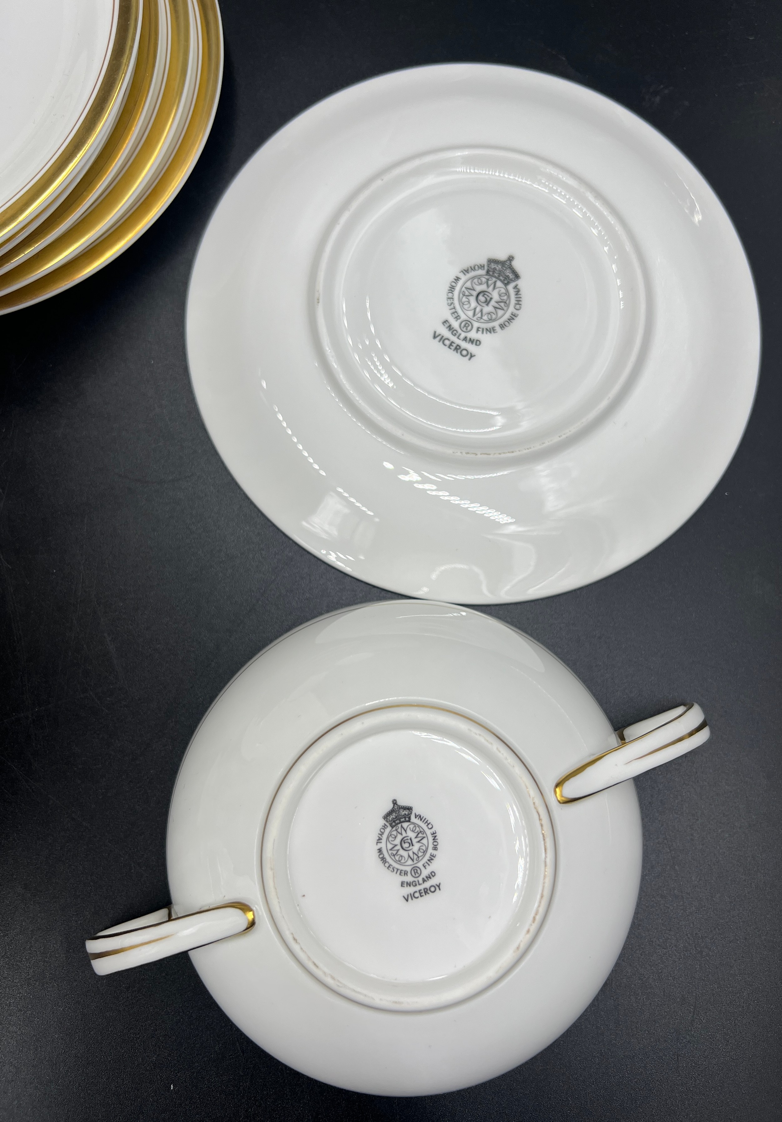 A composite set of white and gilt dinner service to include 6 Royal Worcester Viceroy bowls and - Image 4 of 7