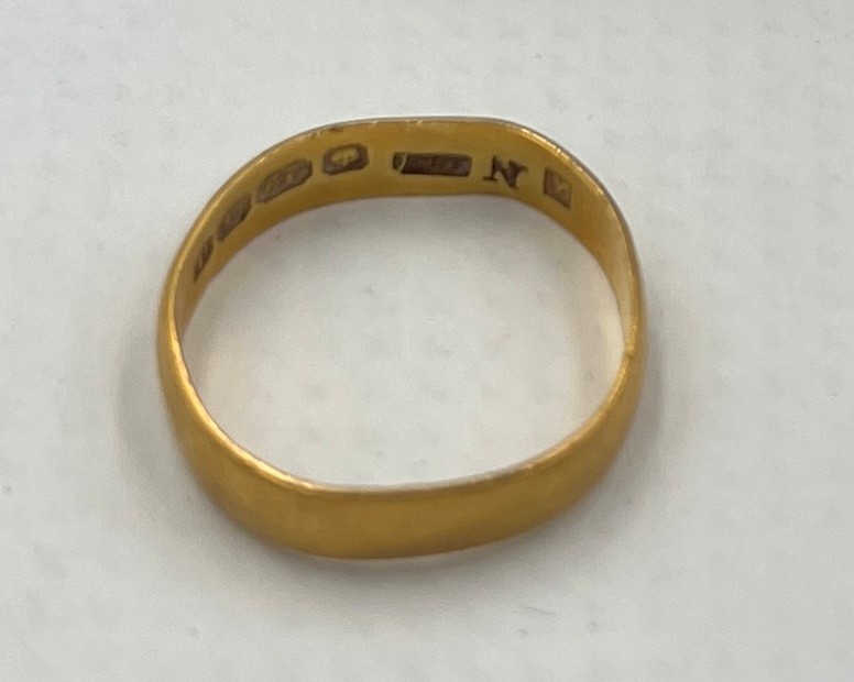 A 22 carat gold wedding band. Size M. Weight 2.5gm. - Image 3 of 3